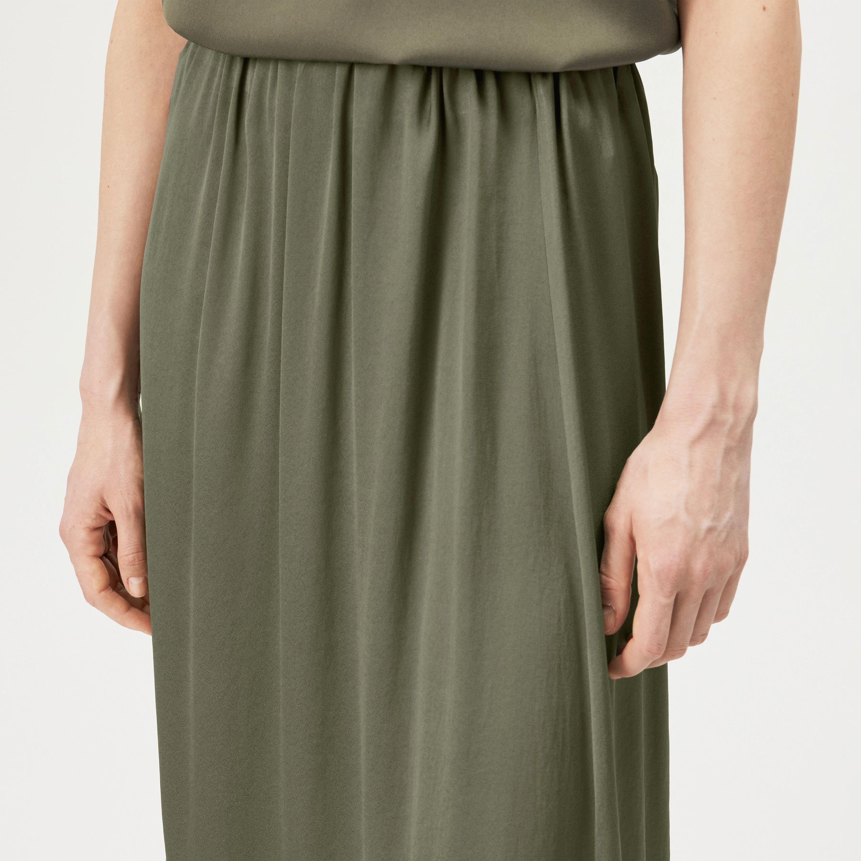 IDONEA - Mid-length skirt with elasticated waistband in satin - women - green - Detailansicht am Model