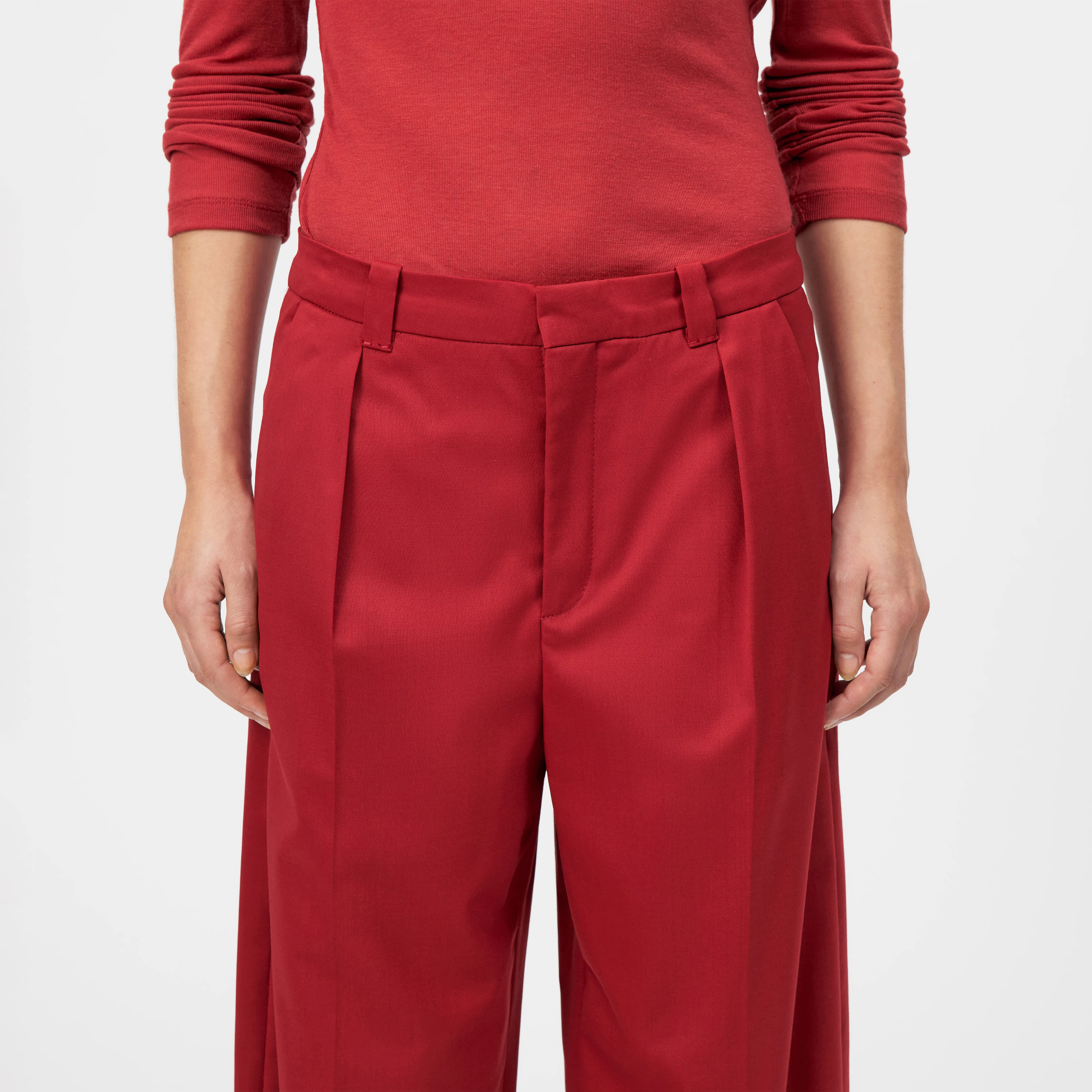 ADUCT - Tailored straight-leg trousers in wool blend - women - red - Detailansicht am Model