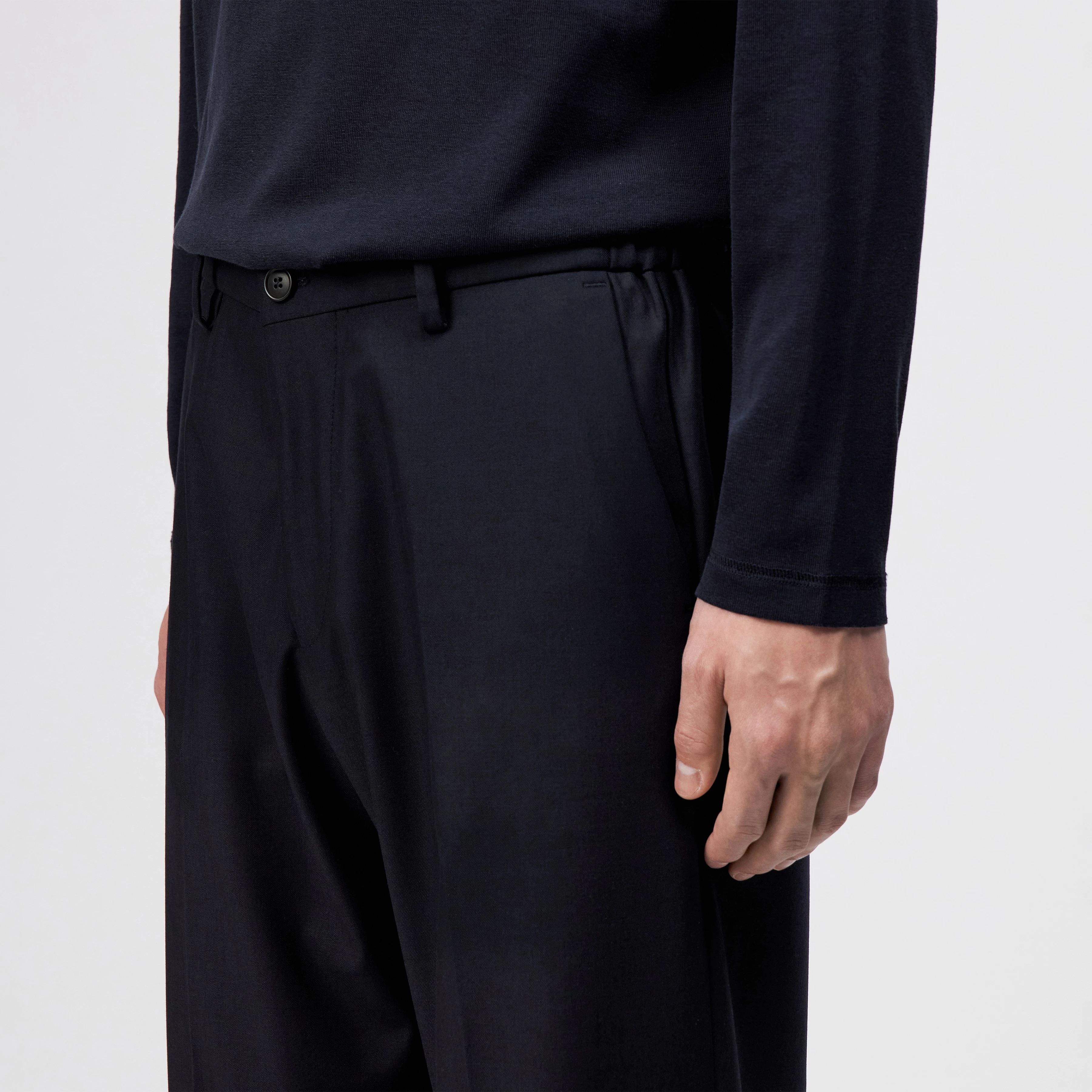 AJEND_RGLR_SK - Tailored trousers in wool blend - men - blue - Detailansicht am Model