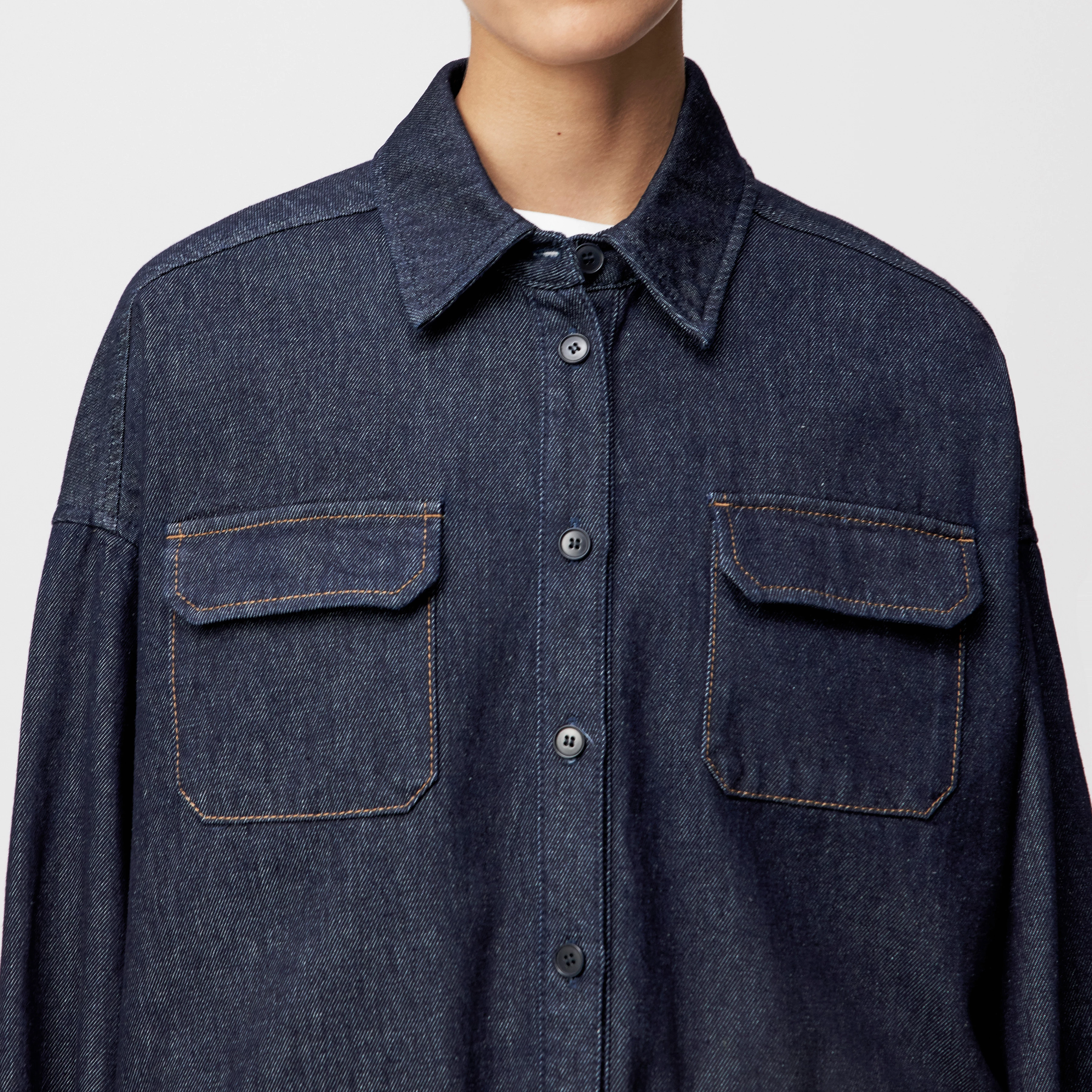 BAYLEE - Overshirt in Mid-Blue Denim - Damen - blau - Detailansicht am Model