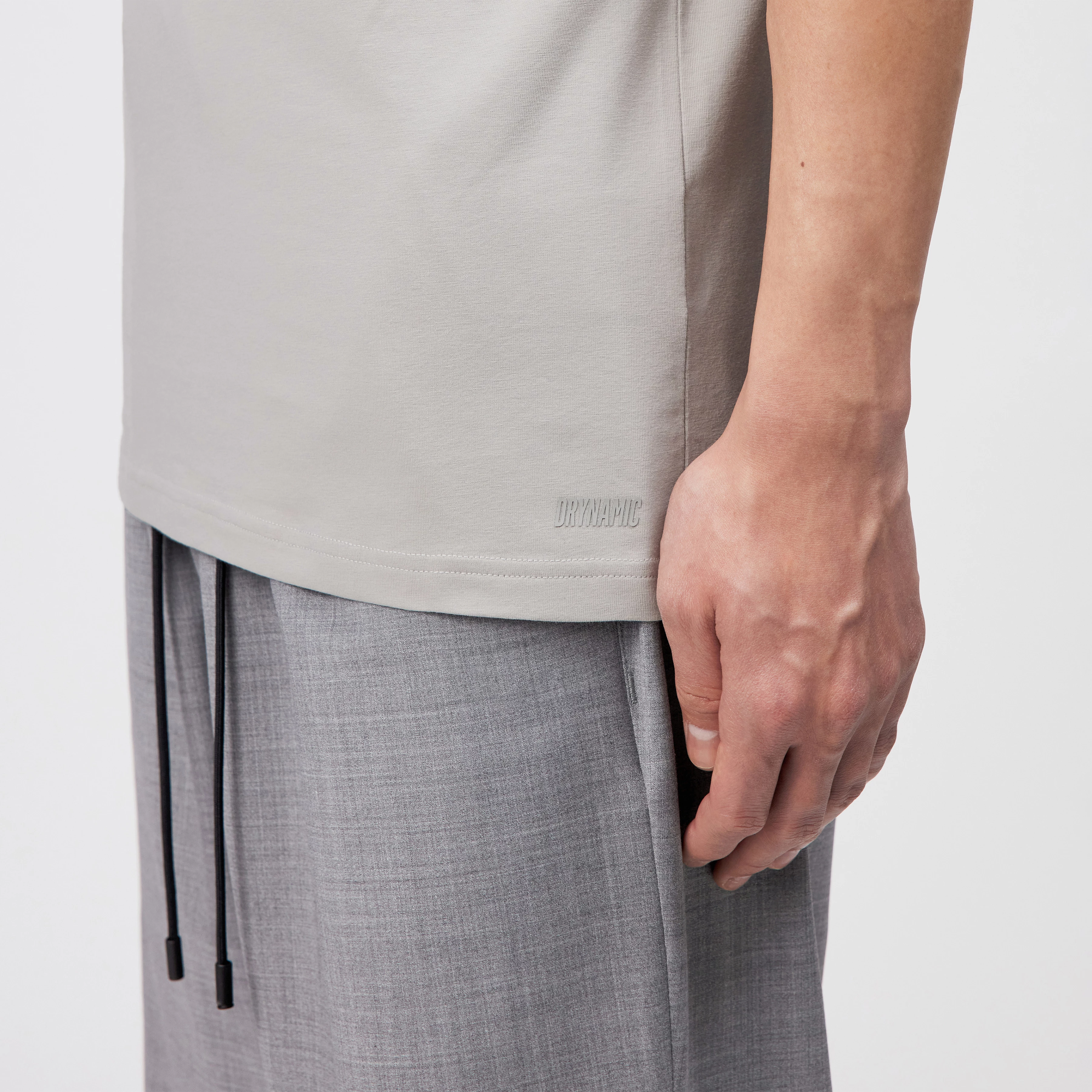 ANTON - Fitted T-Shirt in Baumwolle - Herren - grau - Detailansicht am Model