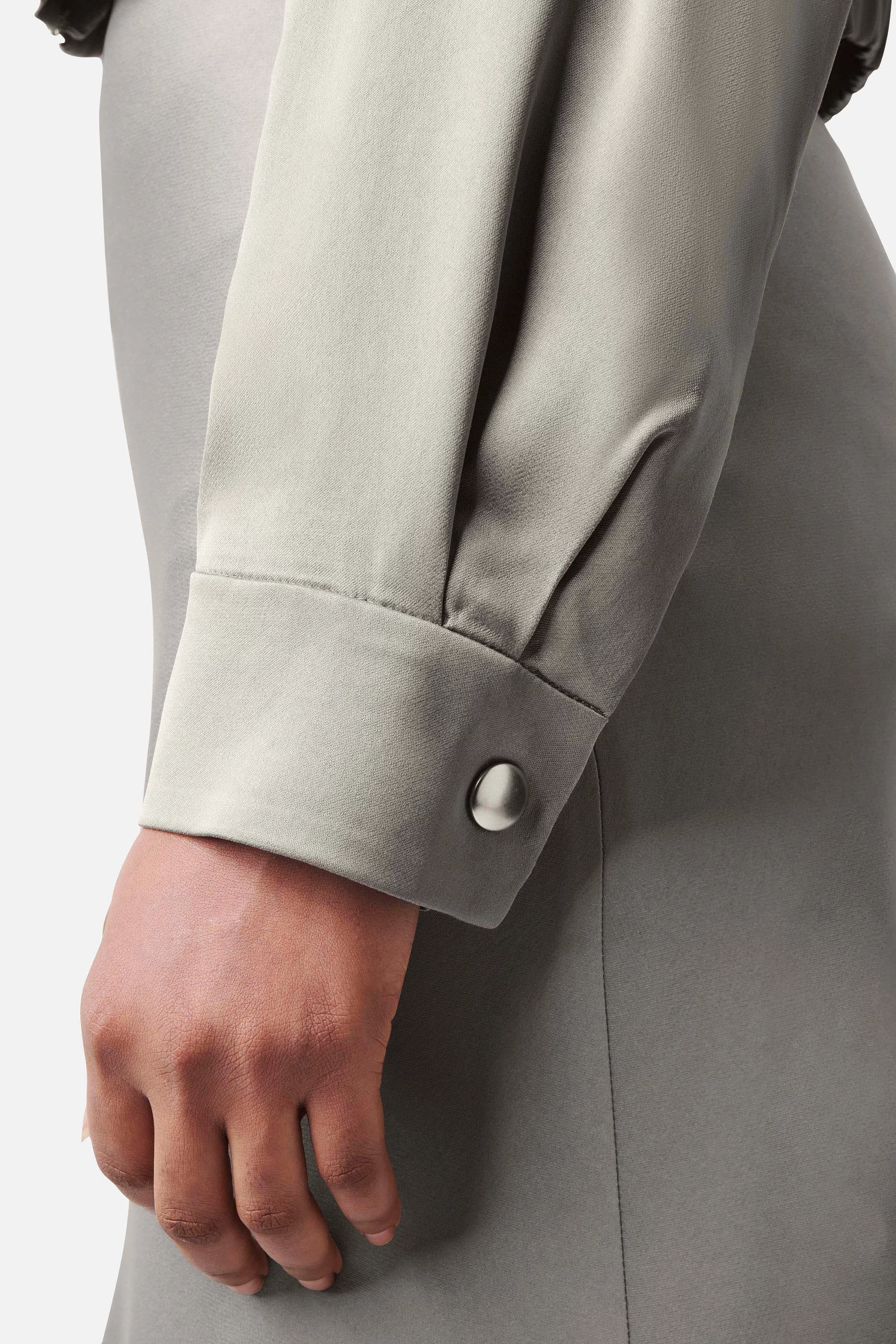 RADWAY - short blouson in satin - women - beige - Detailansicht am Model