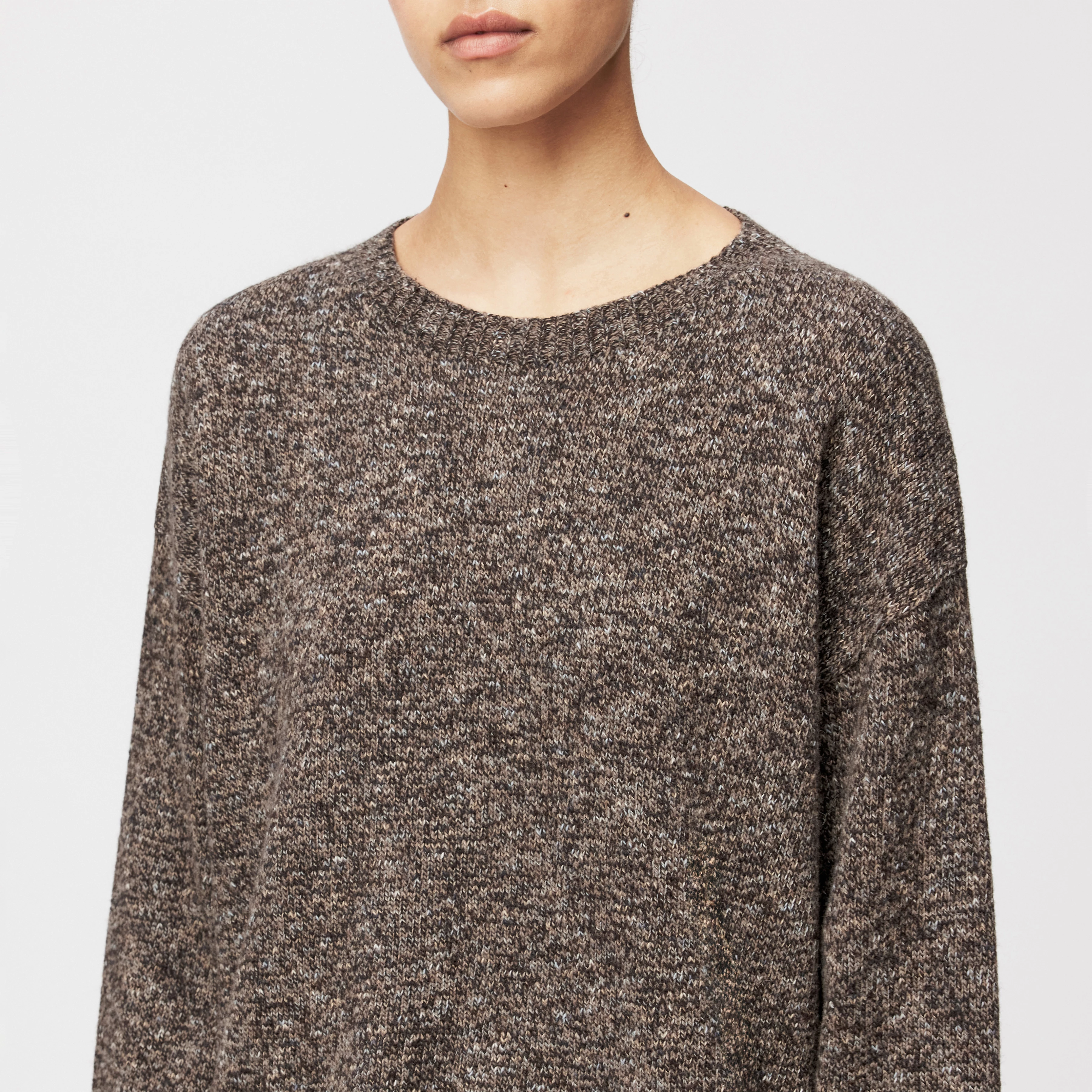 MALESE - Verkürzter Pullover in Woll-Baumwollmix - Damen - braun - Detailansicht am Model