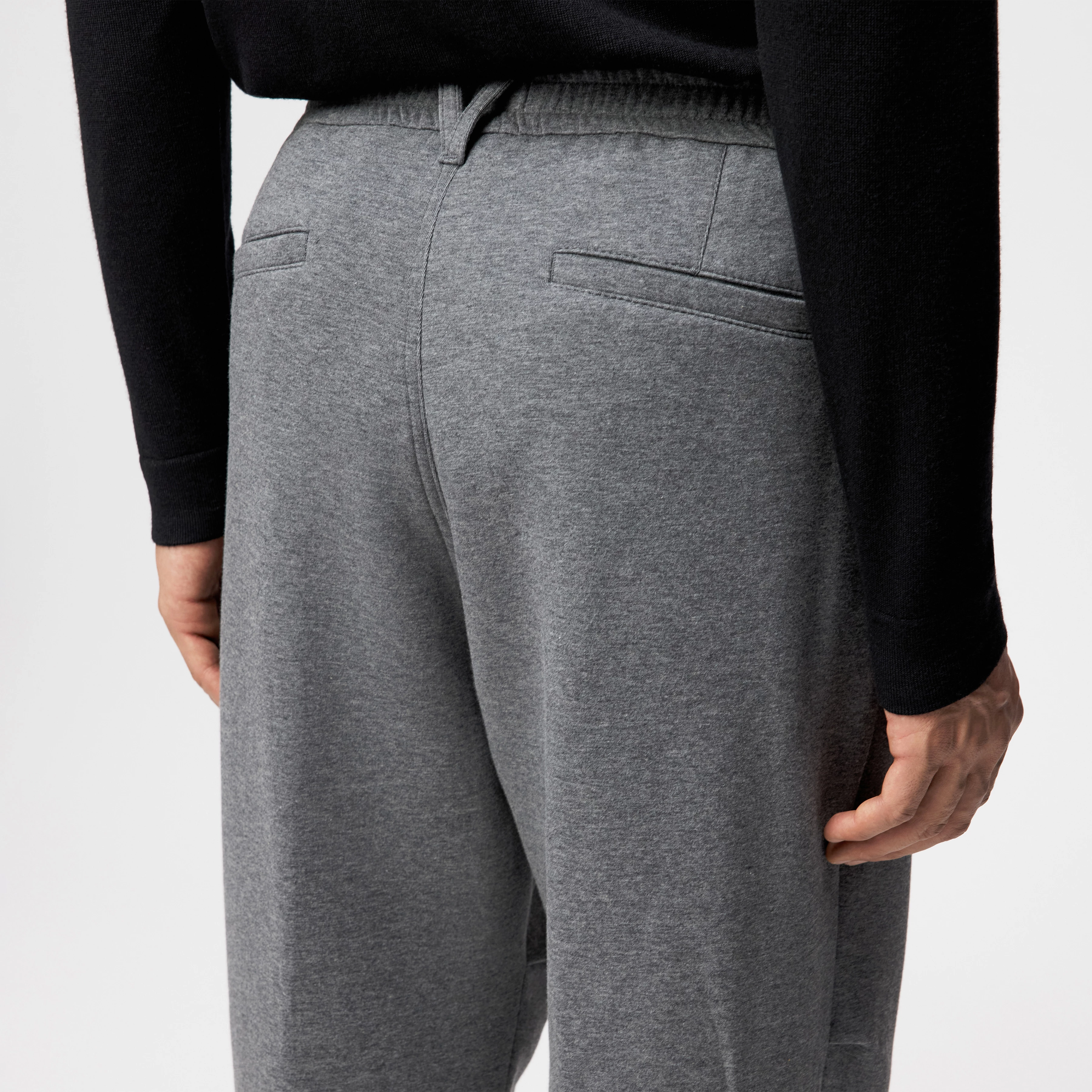 LIROG_C - Utility Pants in Jersey - Herren - grau - Detailansicht am Model