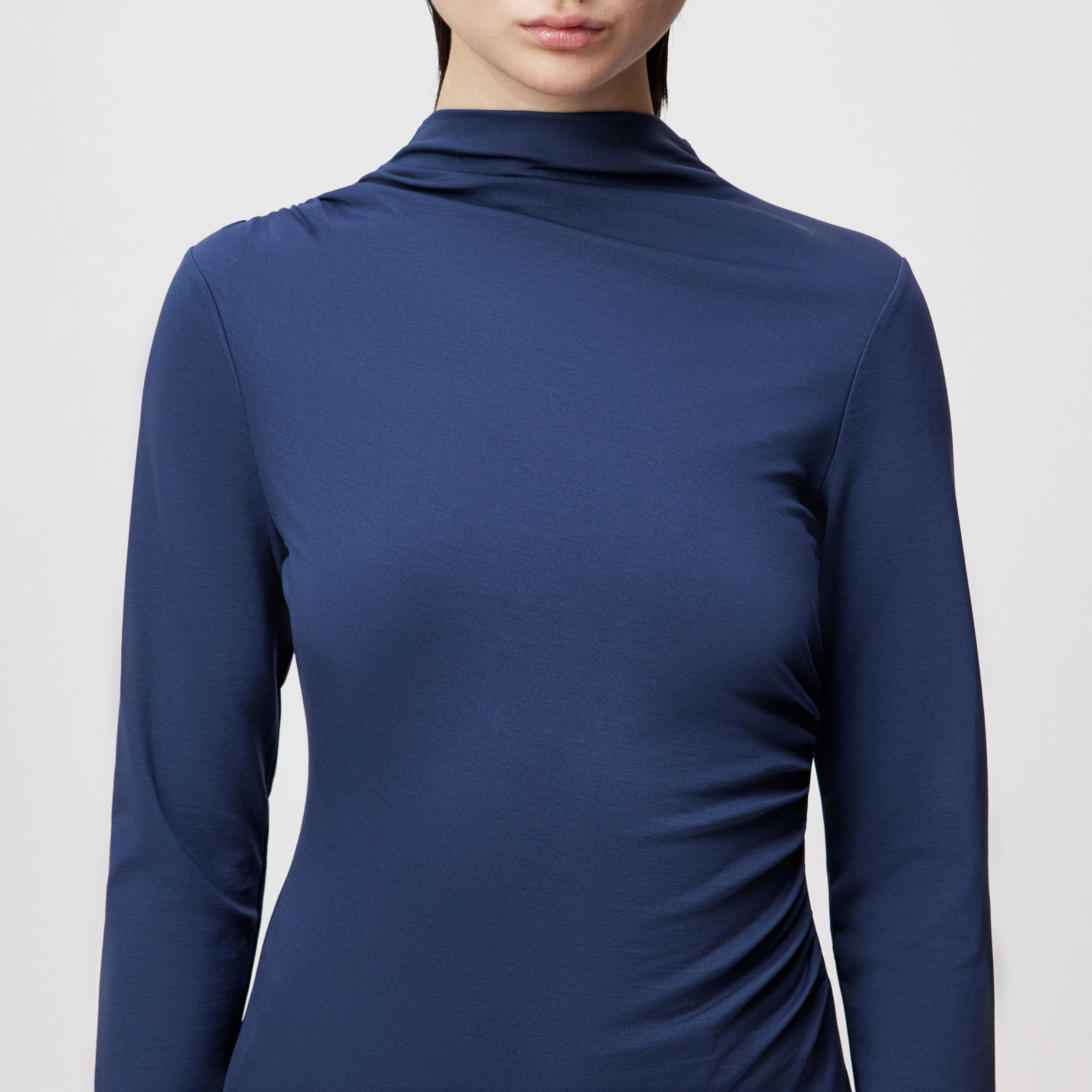 TIRY - Longsleeve in Lyocell-Mix - Damen - blau - Detailansicht am Model