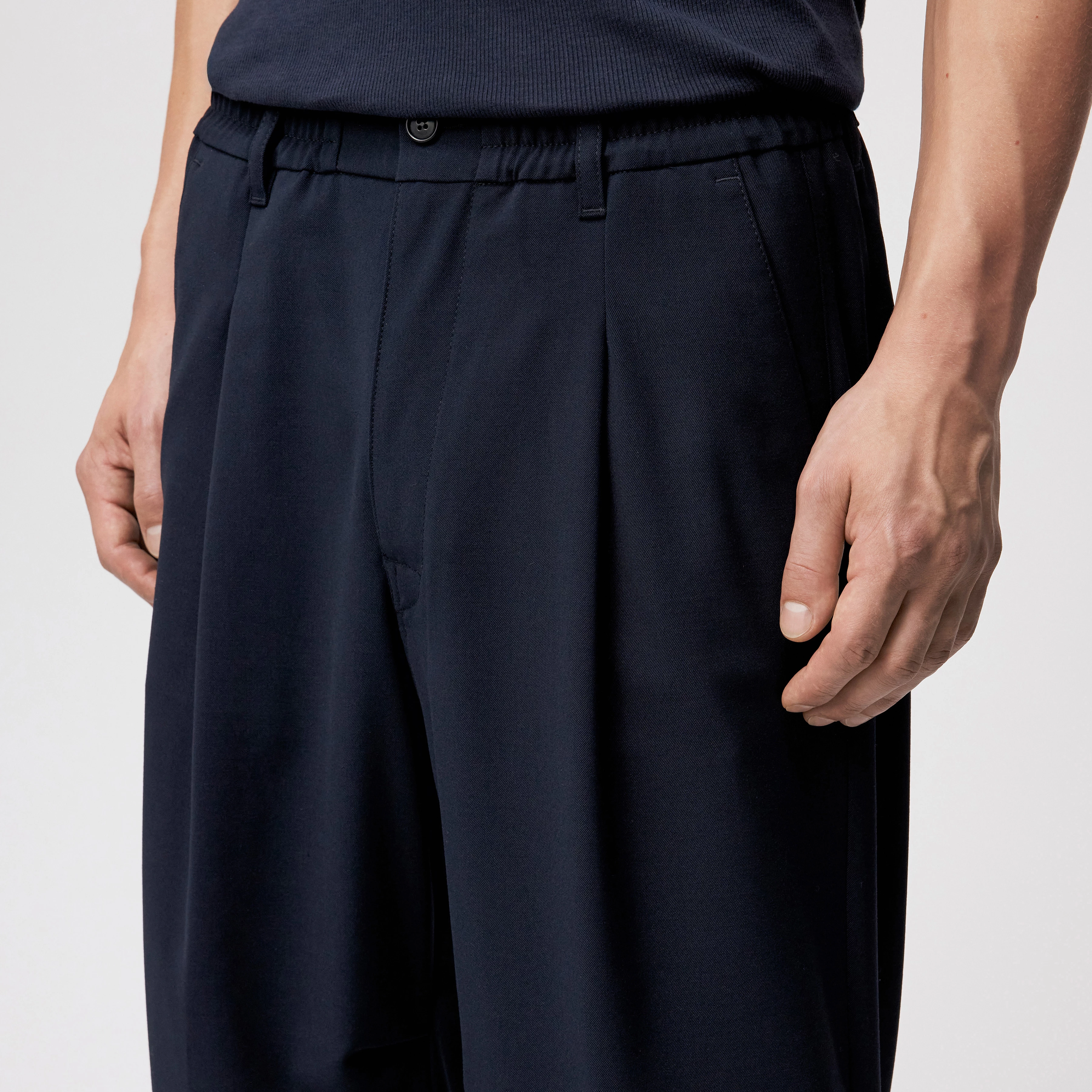 LIROG - Utility Pants in Gabardine - Herren - blau - Detailansicht am Model