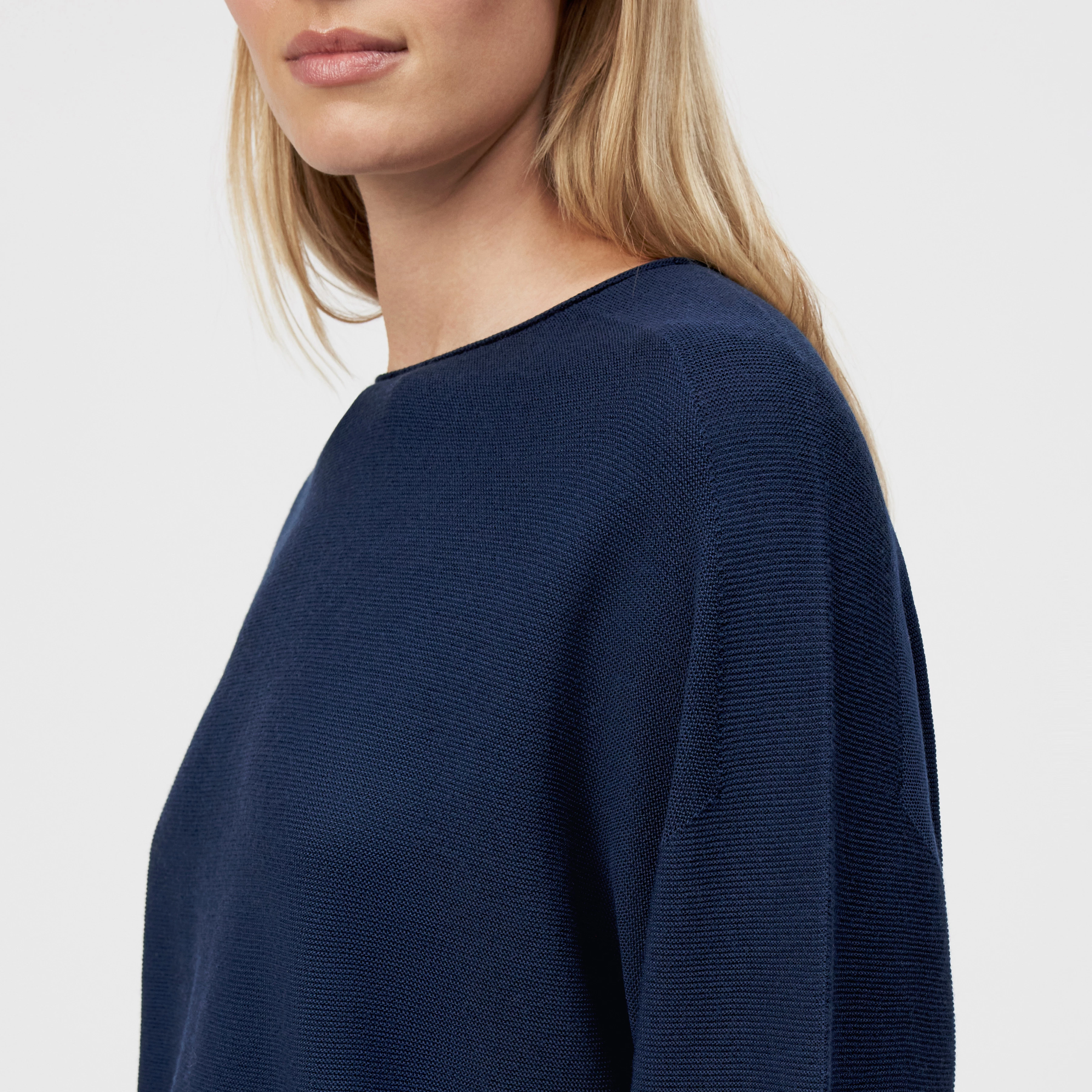MEAMI - Vekürzter Egg-Shape Pullover in 100% Merinowolle - Damen - blau - Detailansicht am Model