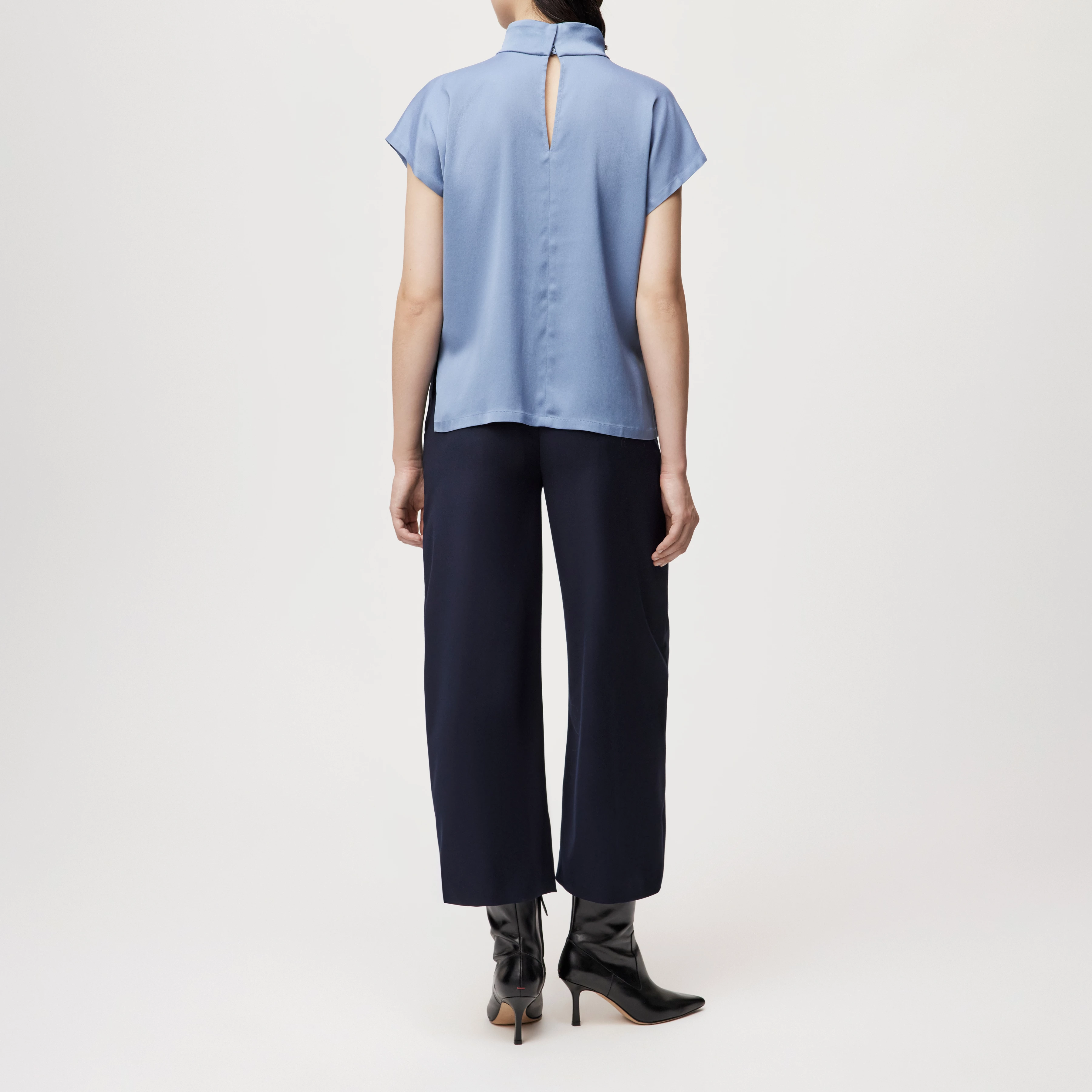 ALARIA_1 - Blouse chemise à col montant en satin - women - bleu - Rückansicht