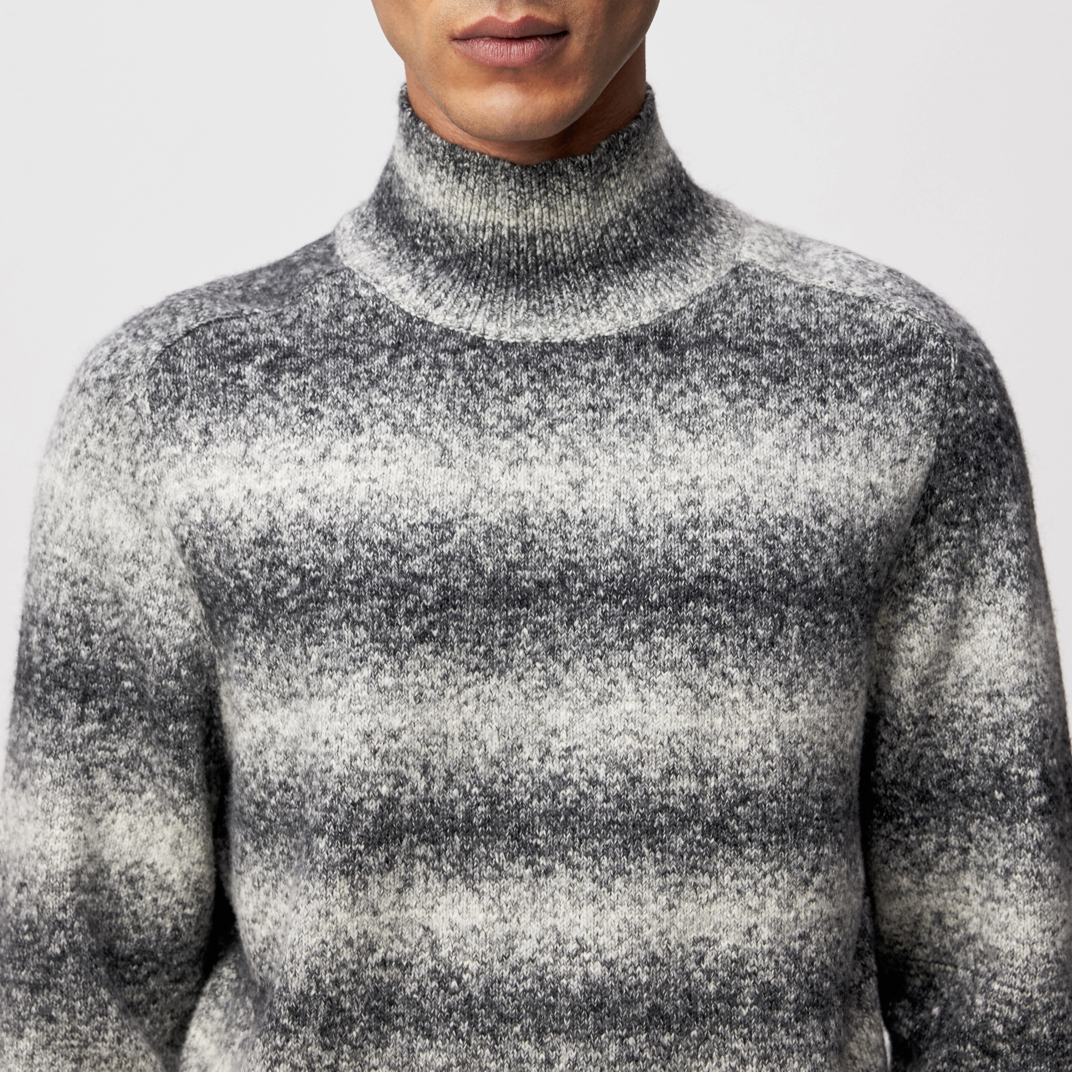 EDDARD - Pullover mit Stehkragen in Baumwoll-Mix - Herren - grau - Detailansicht am Model