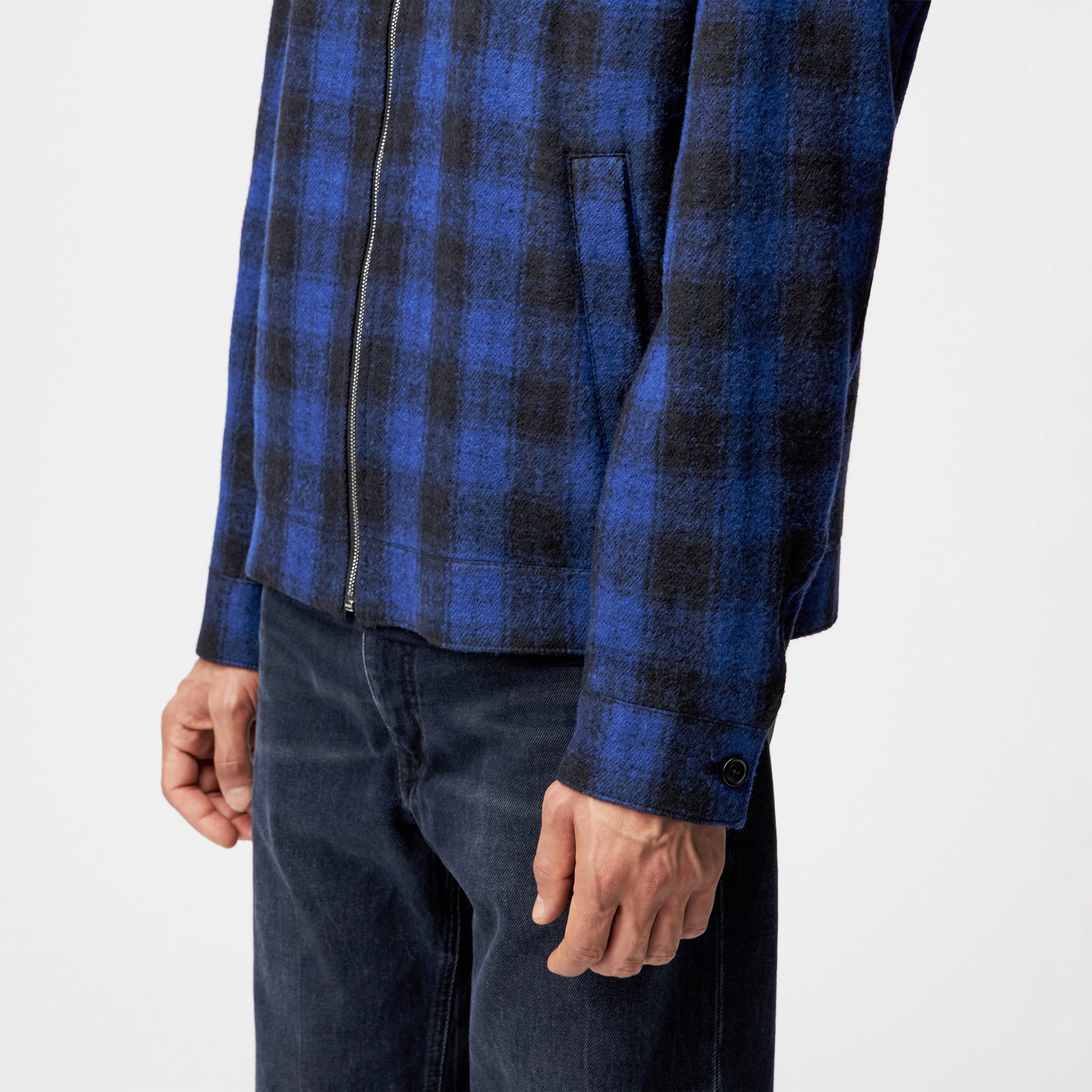 RIKKA_2 - Jacke in Schurwolle - Herren - blau - Detailansicht am Model