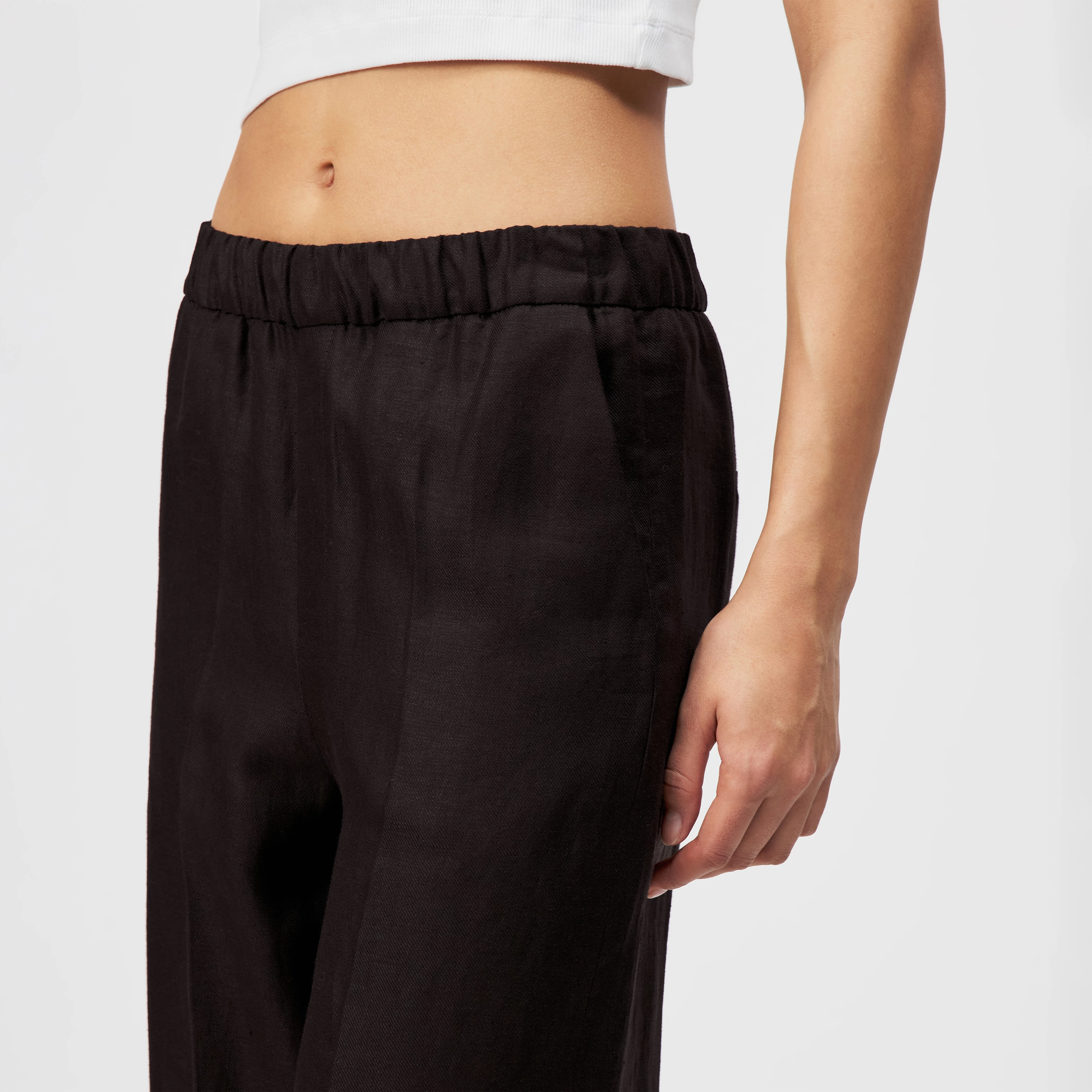 CONSIDER - Schlupfhose mit Barrel-Leg aus reinem Leinen - Damen - braun - Detailansicht am Model