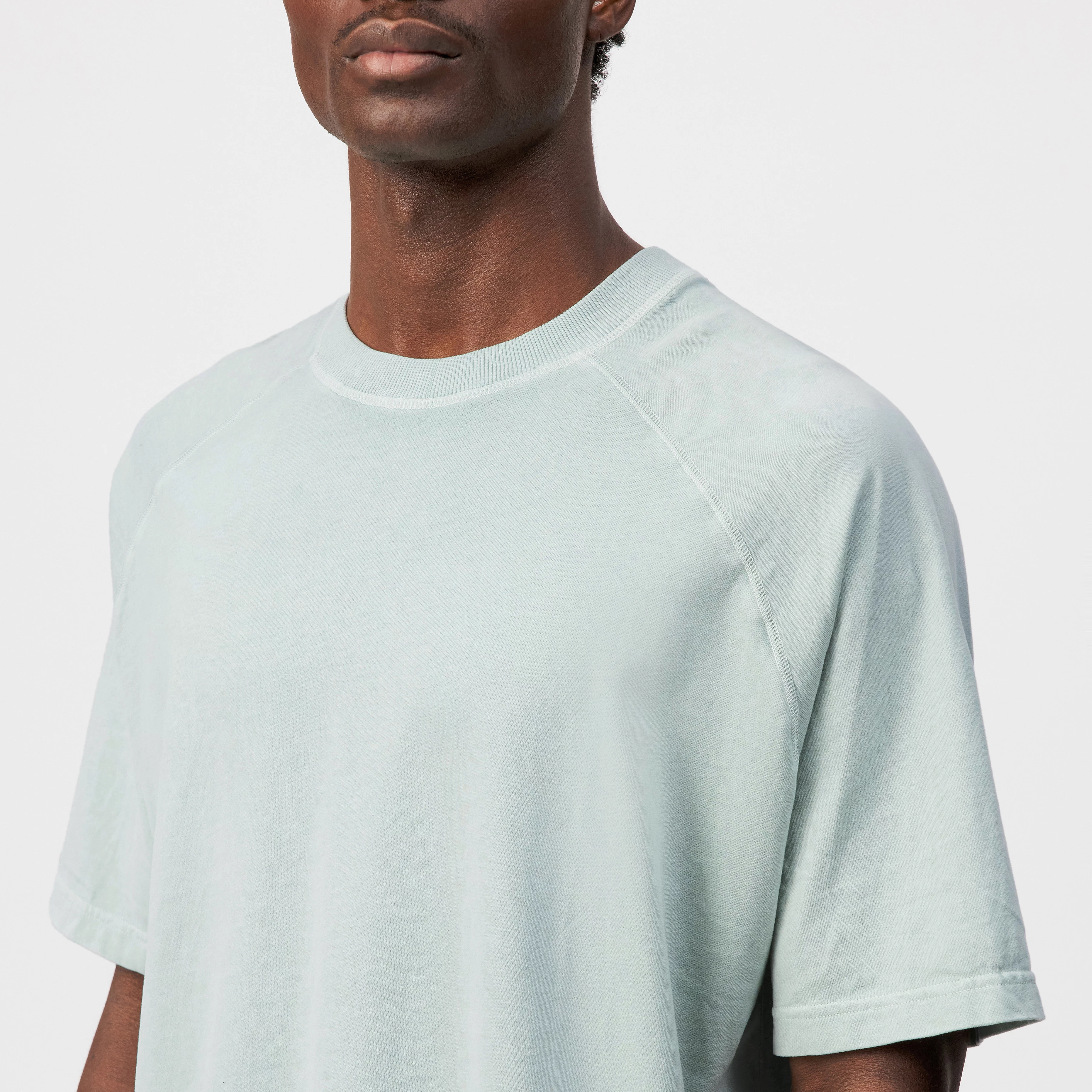 MAVIAN - Relaxed, washed cotton tee. - men - green - Detailansicht am Model