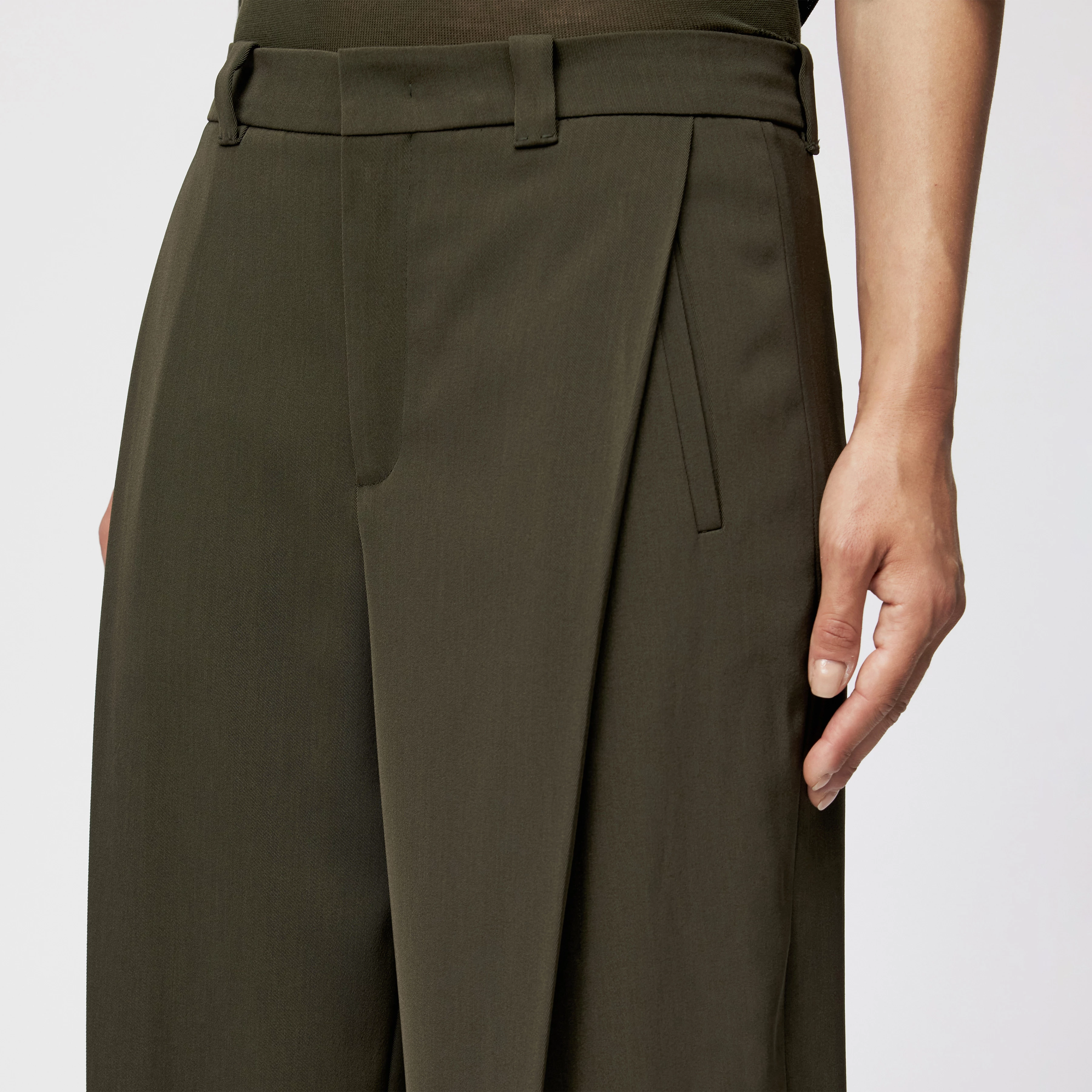 UNPACK - Hose in Techno-Twill - Damen - grün - Detailansicht am Model
