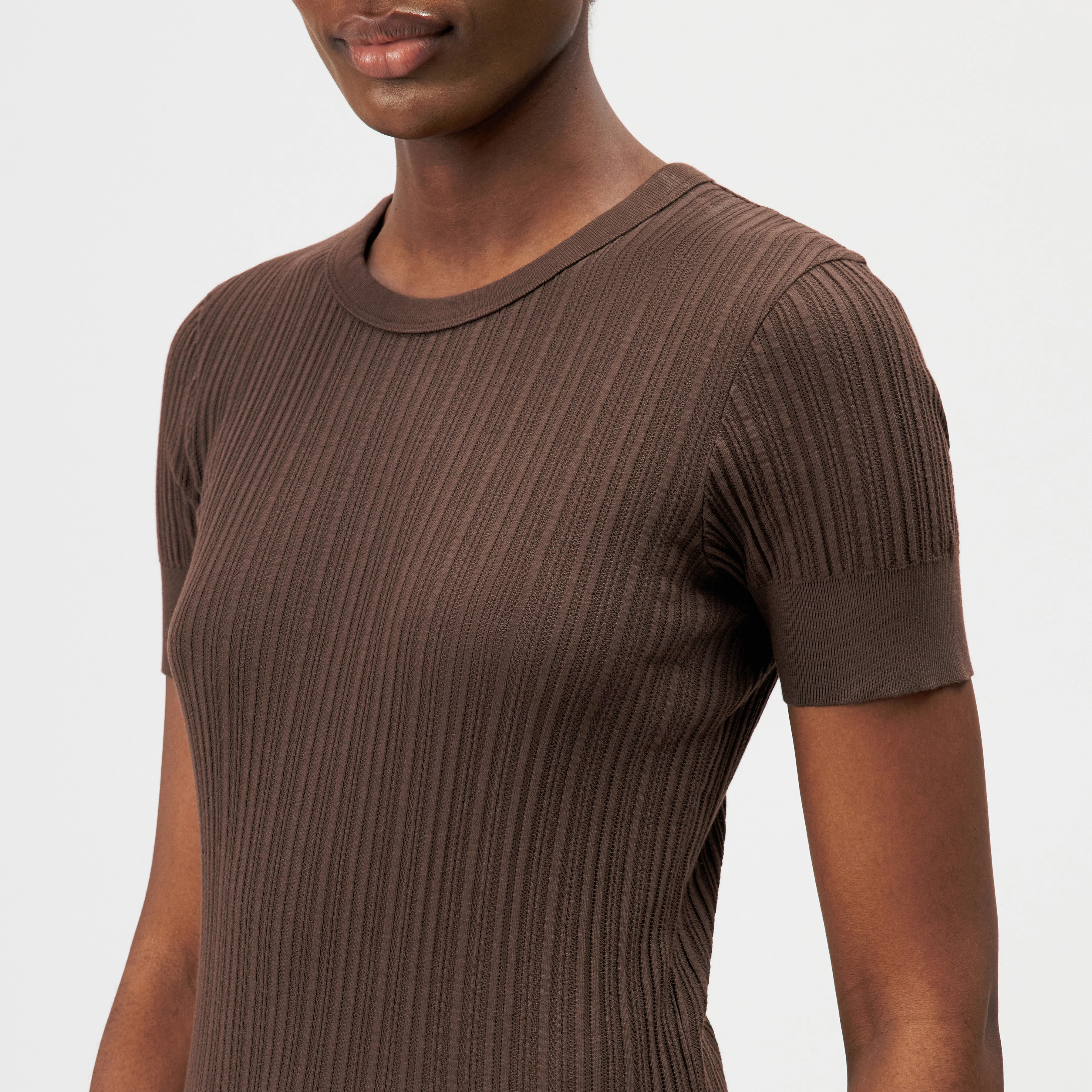 KOALY - Slim-fit T-shirt with openwork design - women - brown - Detailansicht am Model