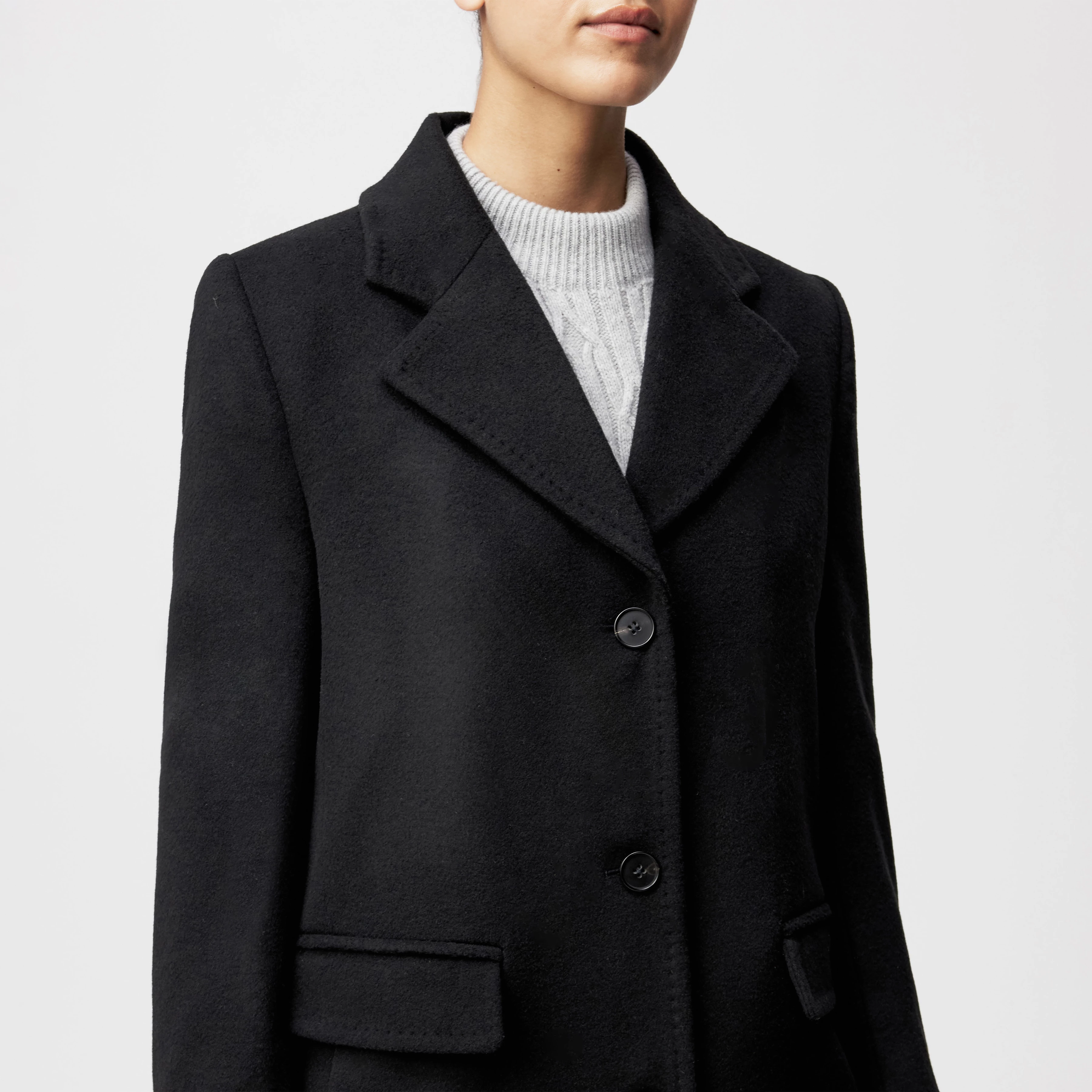 AISBY - Mantel in Kaschmir-Mix - Damen - schwarz - Detailansicht am Model