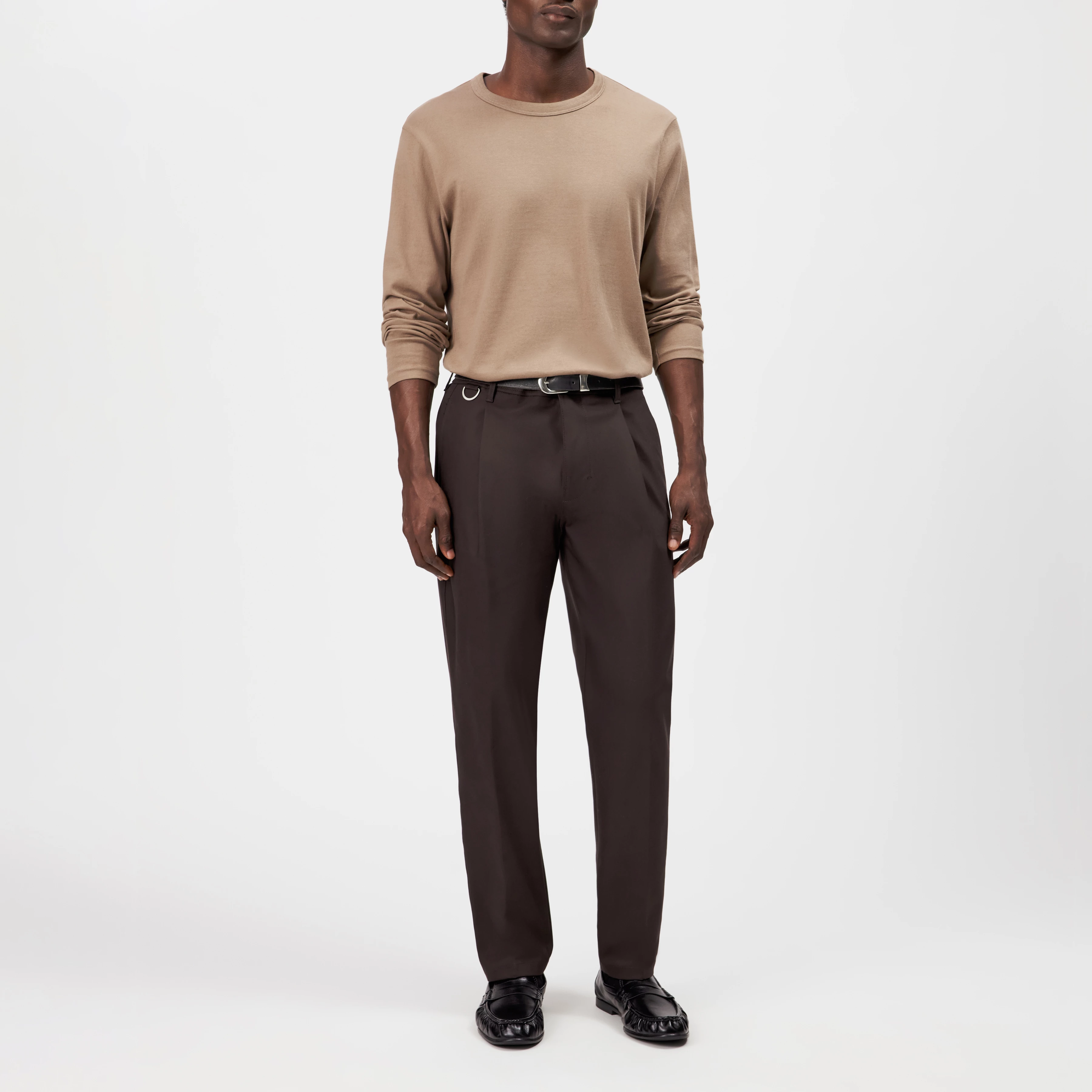 DEVYN - Hose mit D-Ring Detail in Technostretch-Satin - Herren - braun - Ganzkörper-Frontansicht