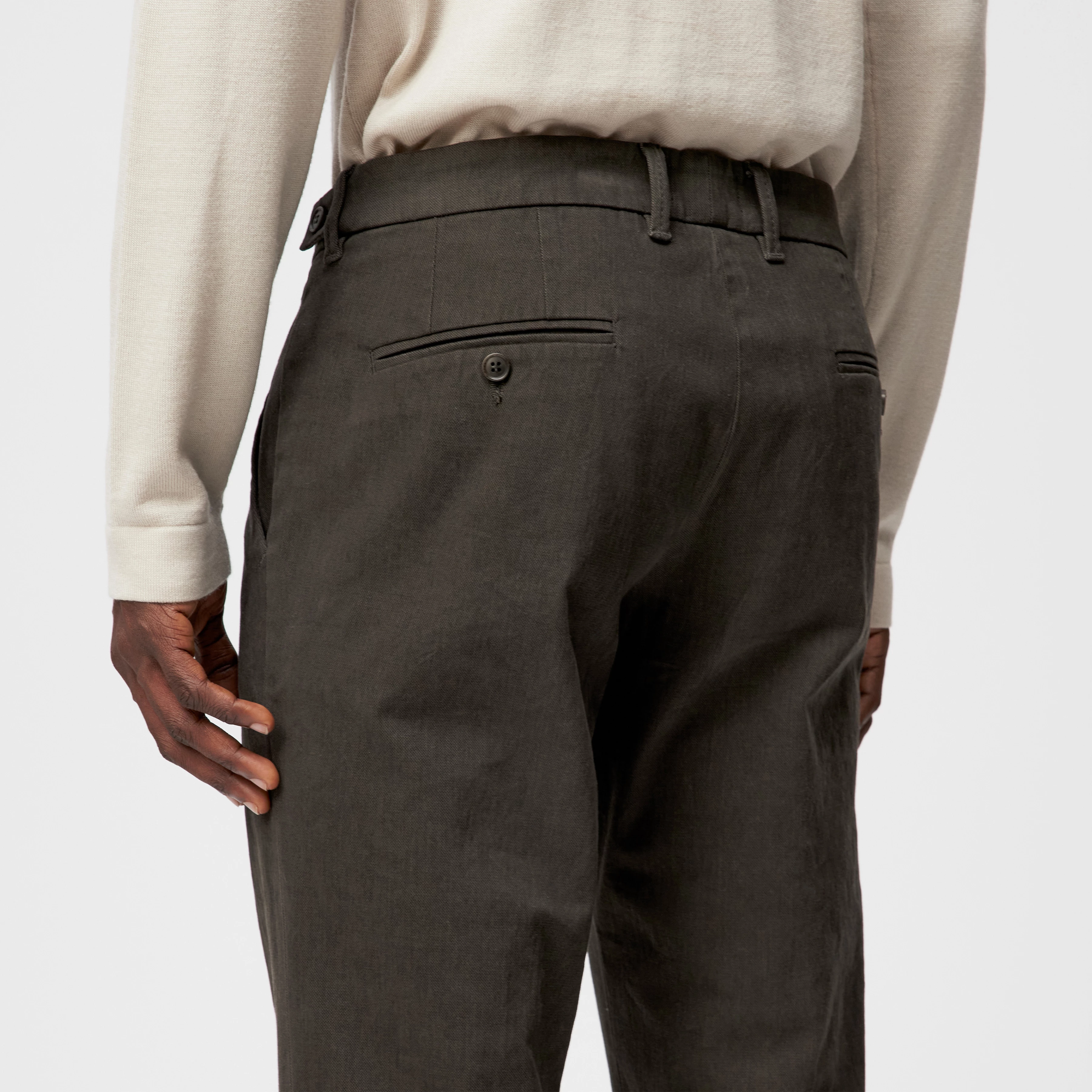 FAGO - Modern chinos in cotton blend - men - brown - Detailansicht am Model