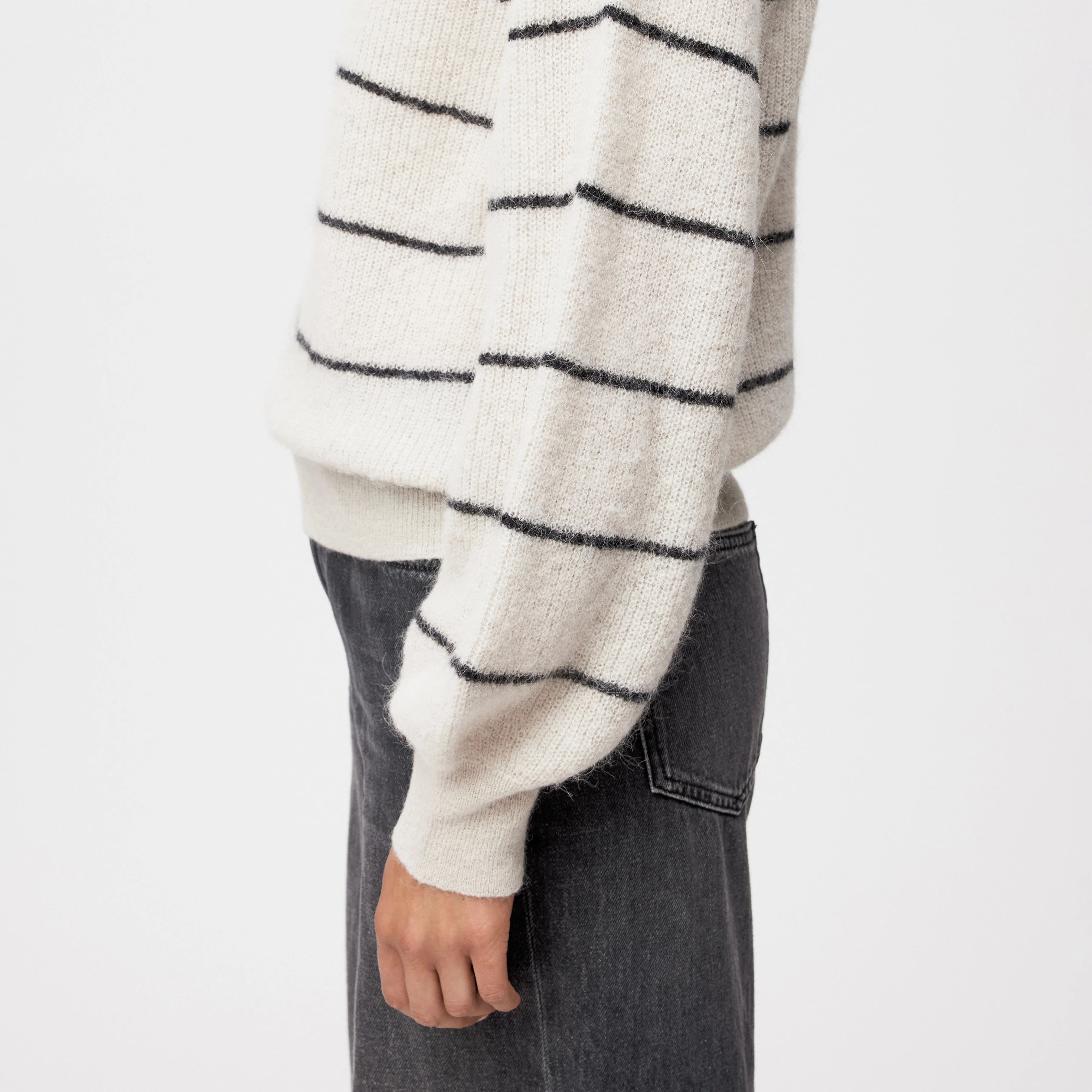 LARELYA - Sweater with balloon sleeves in luxurious Suri alpaca blend - women - beige - Detailansicht am Model