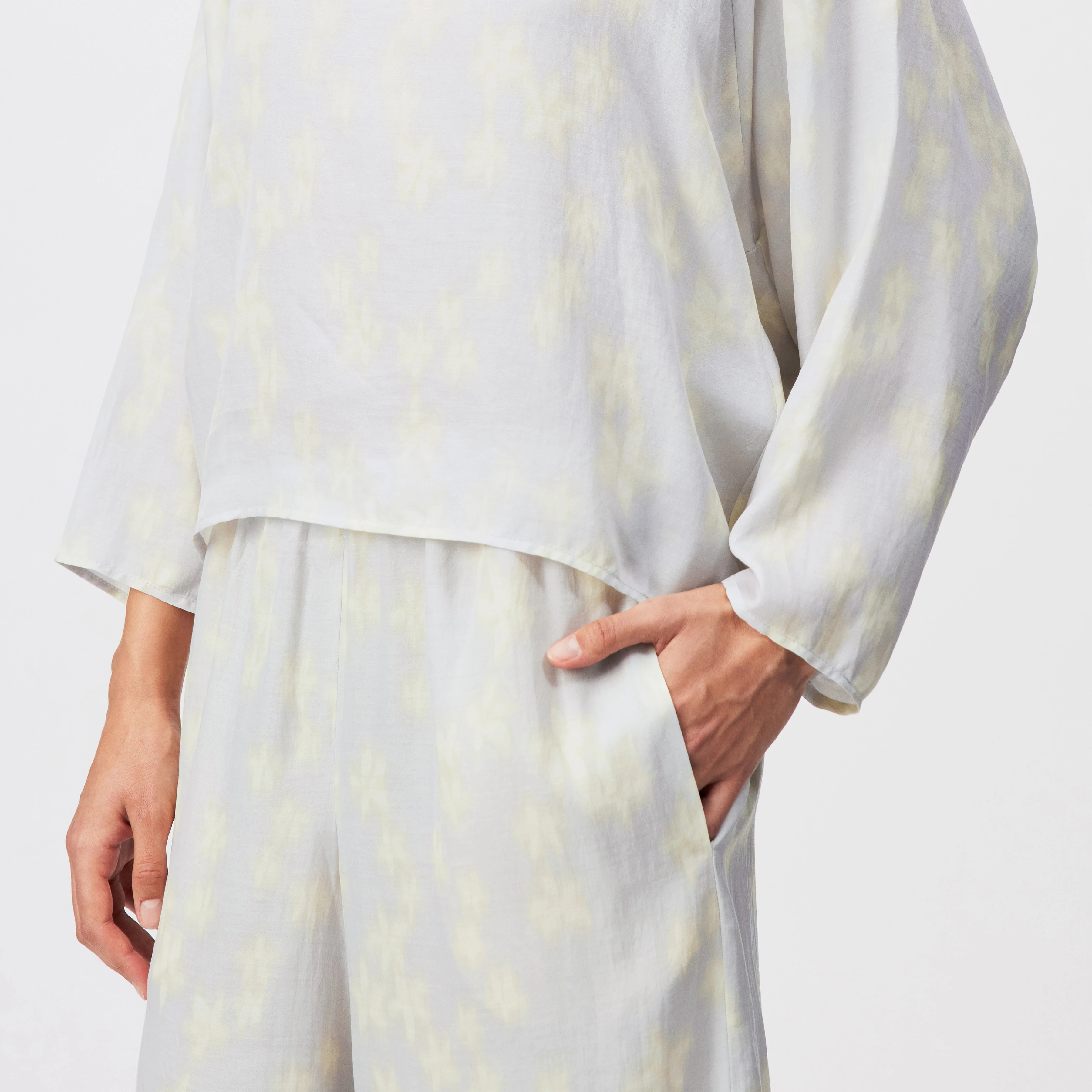 NIALINI - Relaxed Fit Satin Blouse - women - grey - Detailansicht am Model