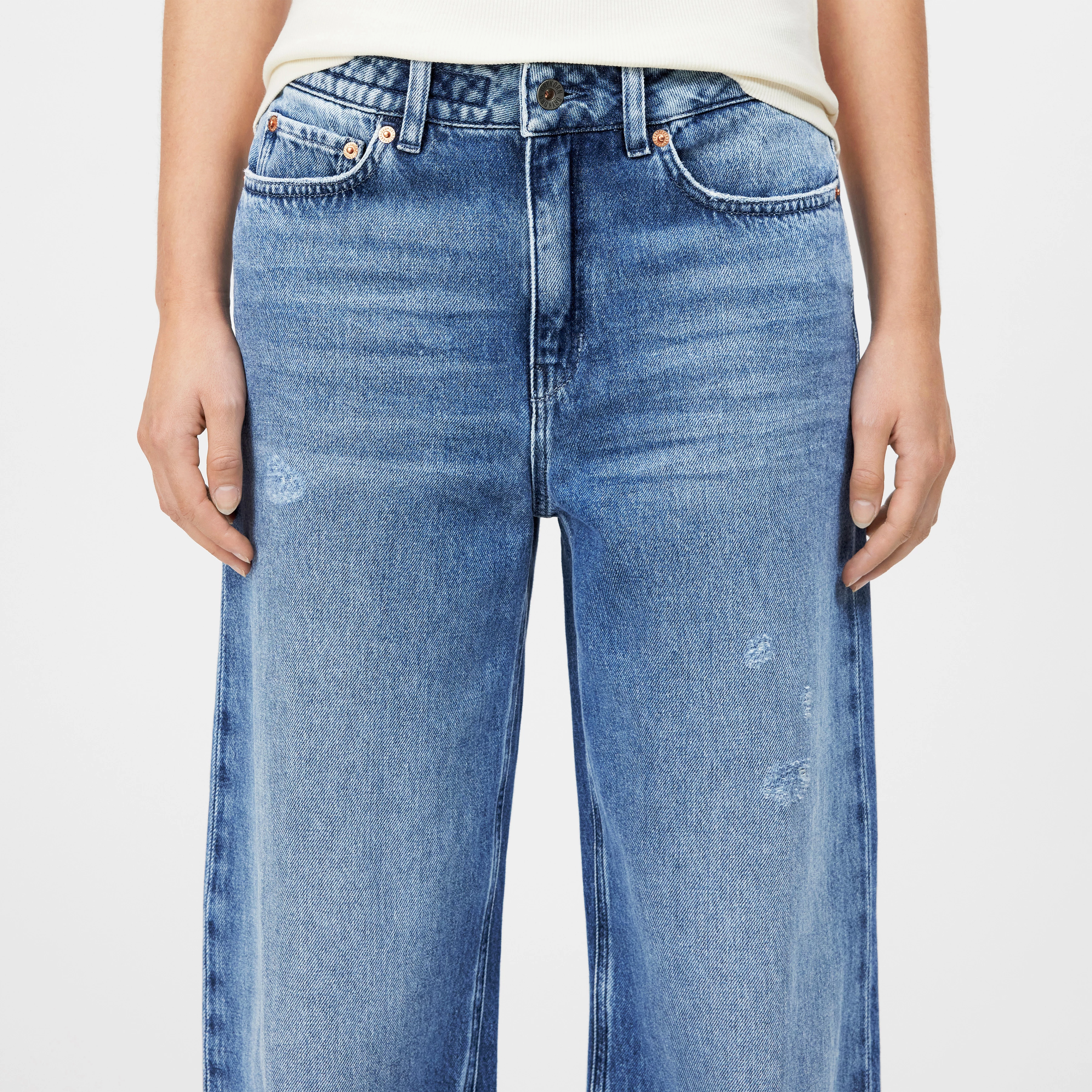 MEDLEY - Mid-Waist Jeans in Mid-Blue Denim - Damen - blau - Detailansicht am Model