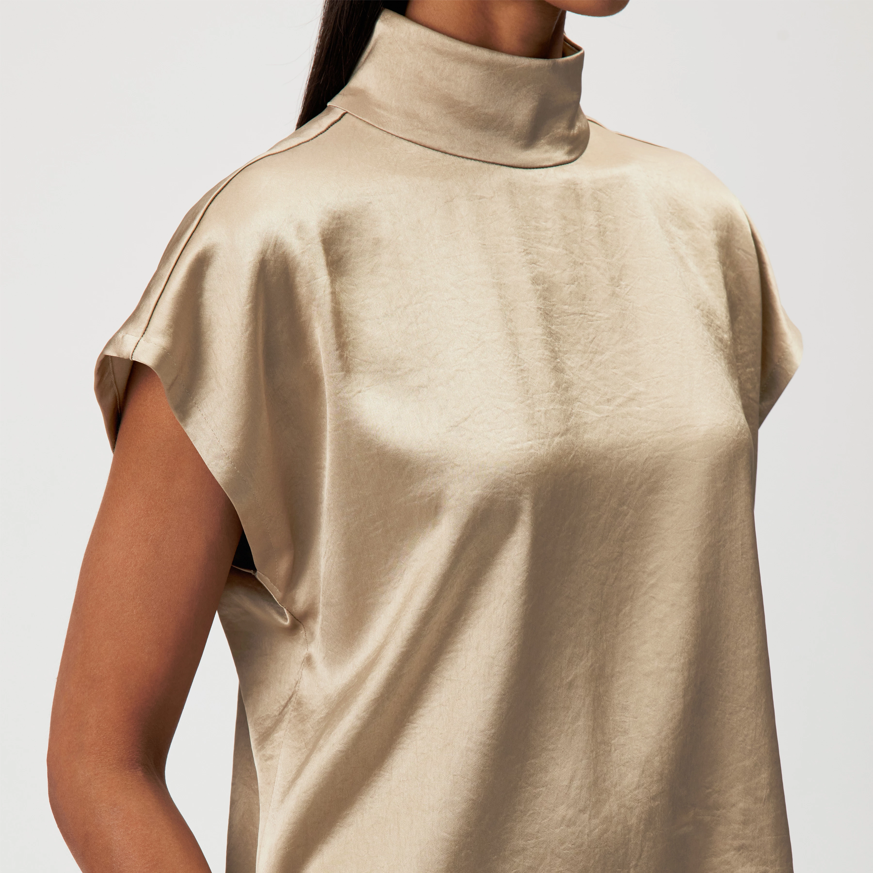 ALARIA_1 - Shirt-Bluse mit Stehkragen in fließendem Satin - Damen - braun - Detailansicht am Model