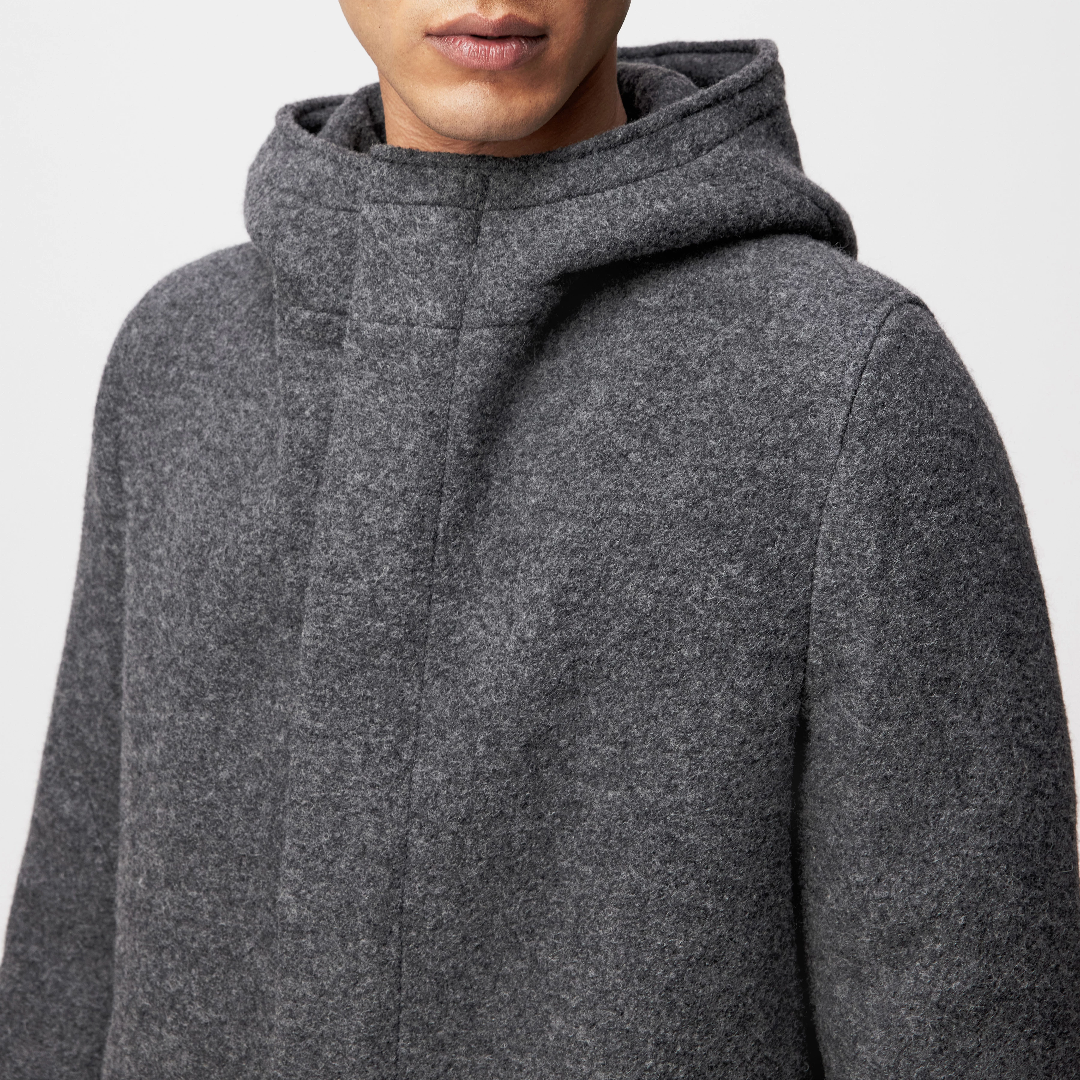 NAUKANO - Mantel mit Kapuze in Wolle - Herren - grau - Detailansicht am Model