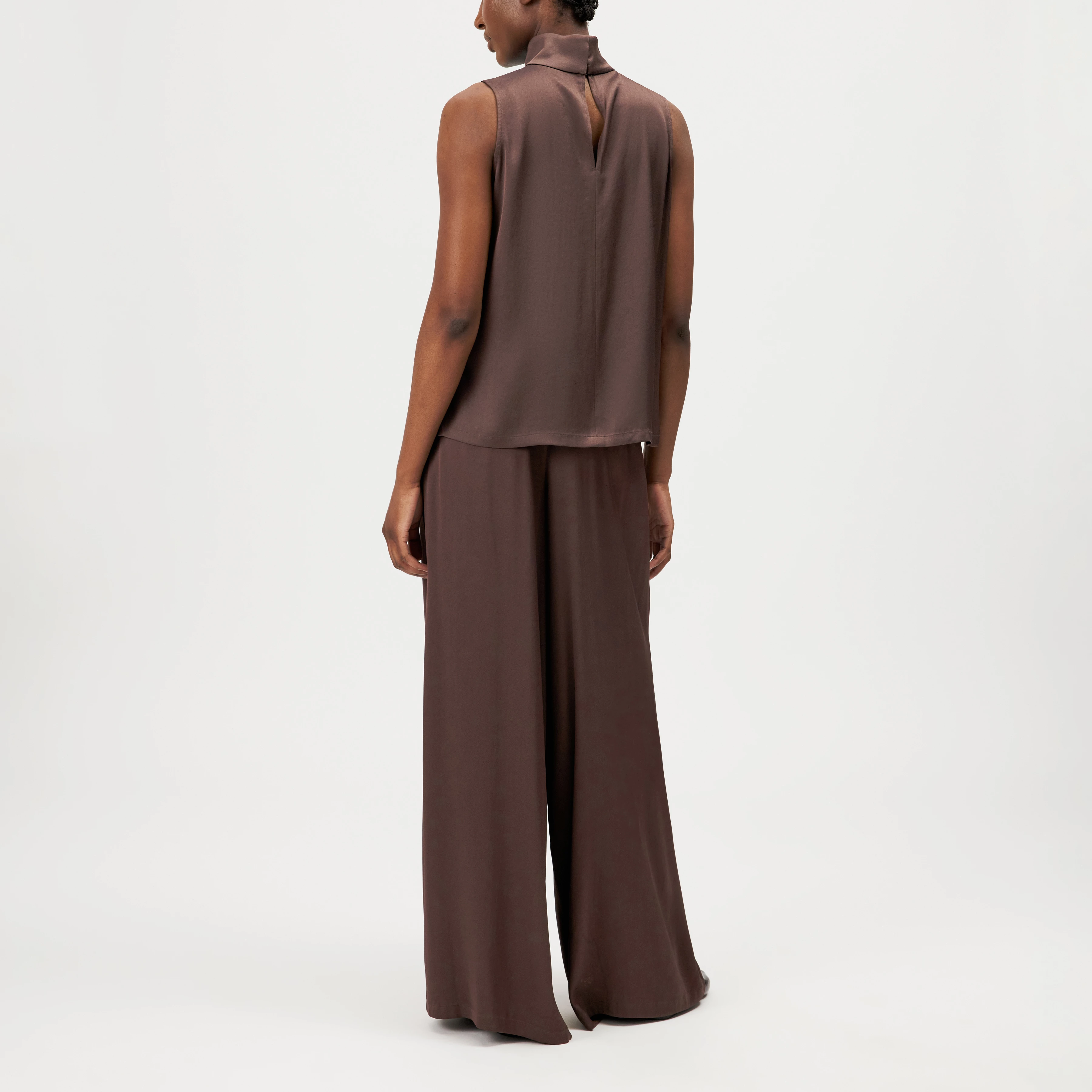 HALIRA - Top blouse en satin à col montant - women - marron - Rückansicht