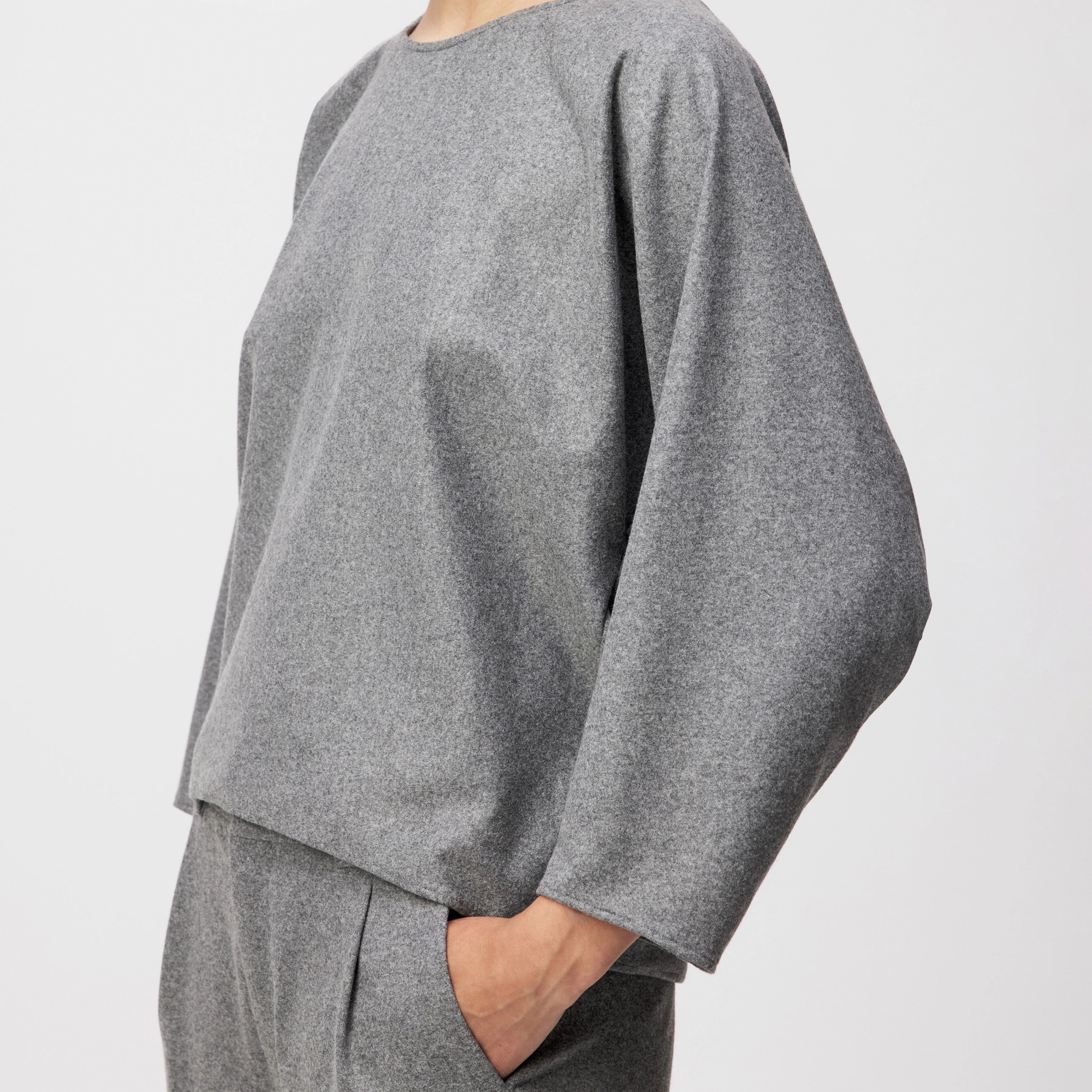 NIALINI - T-Shirt Bluse in Jersey Woll-Mix - Damen - grau - Detailansicht am Model