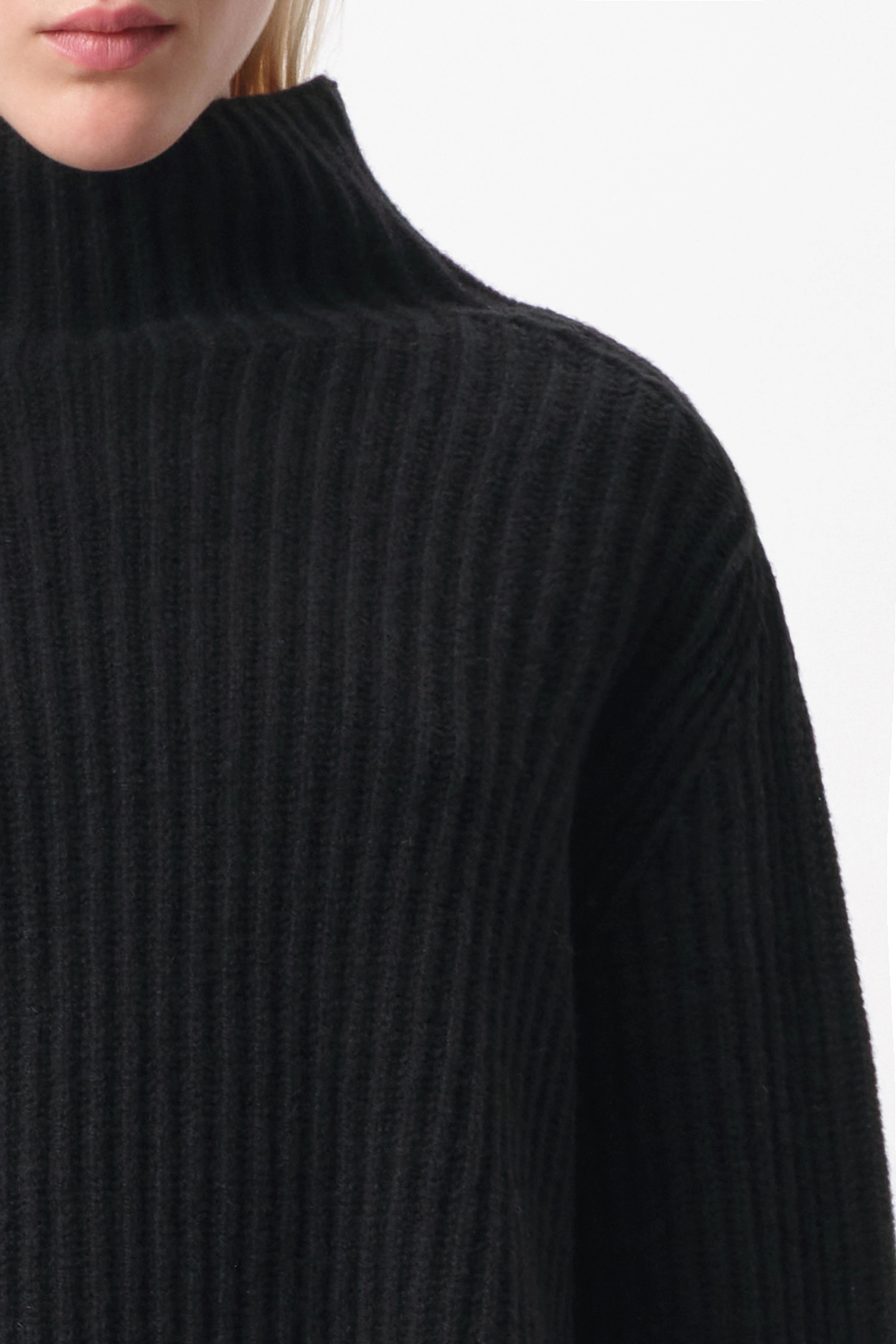 VARISA_2 - Rollkragenpullover in Schurwolle - Damen - schwarz - Seitenansicht