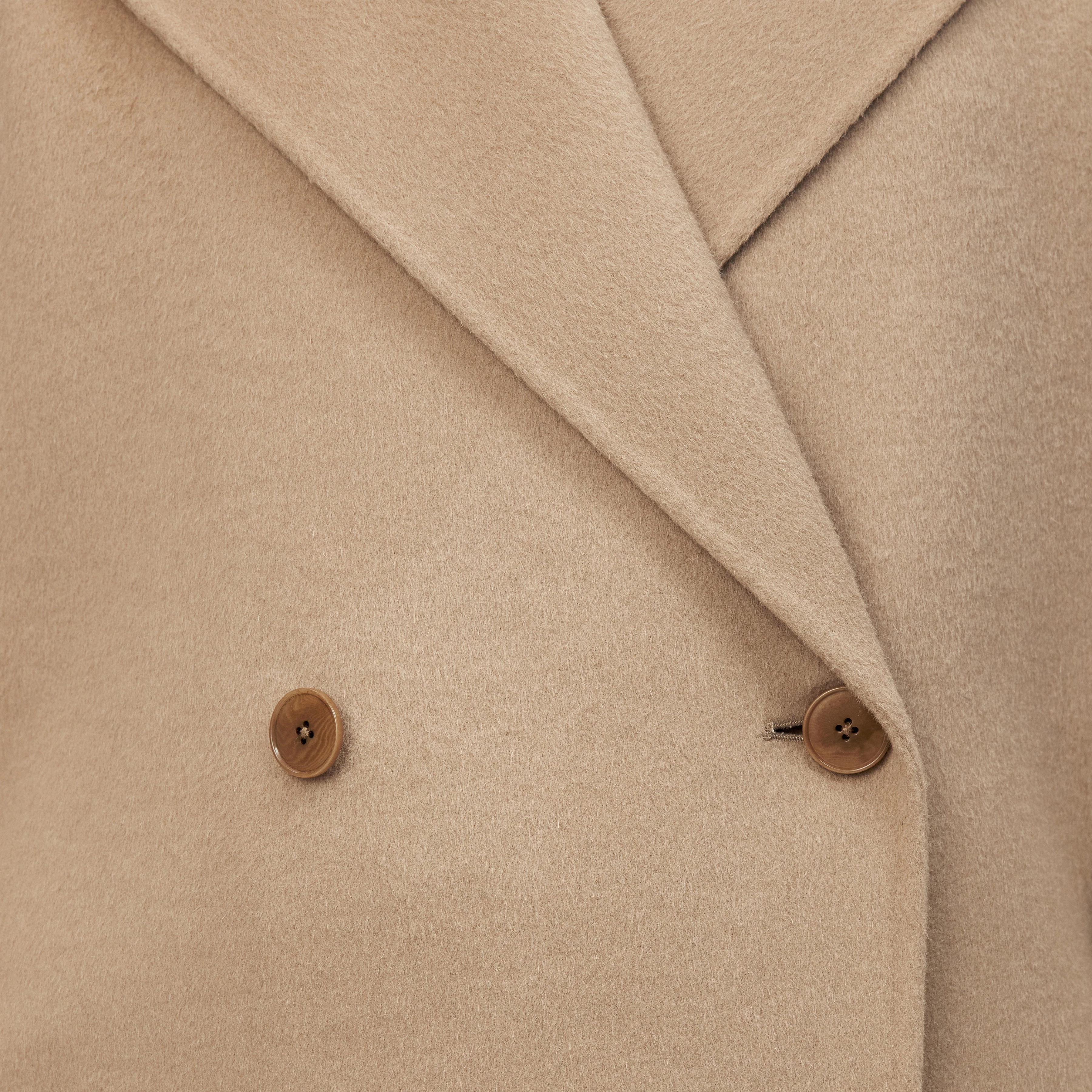 BUDBY_2 - Hüllenmantel mit Bindegürtel in Woll-Doubleface - Damen - braun - Detailansicht am Model