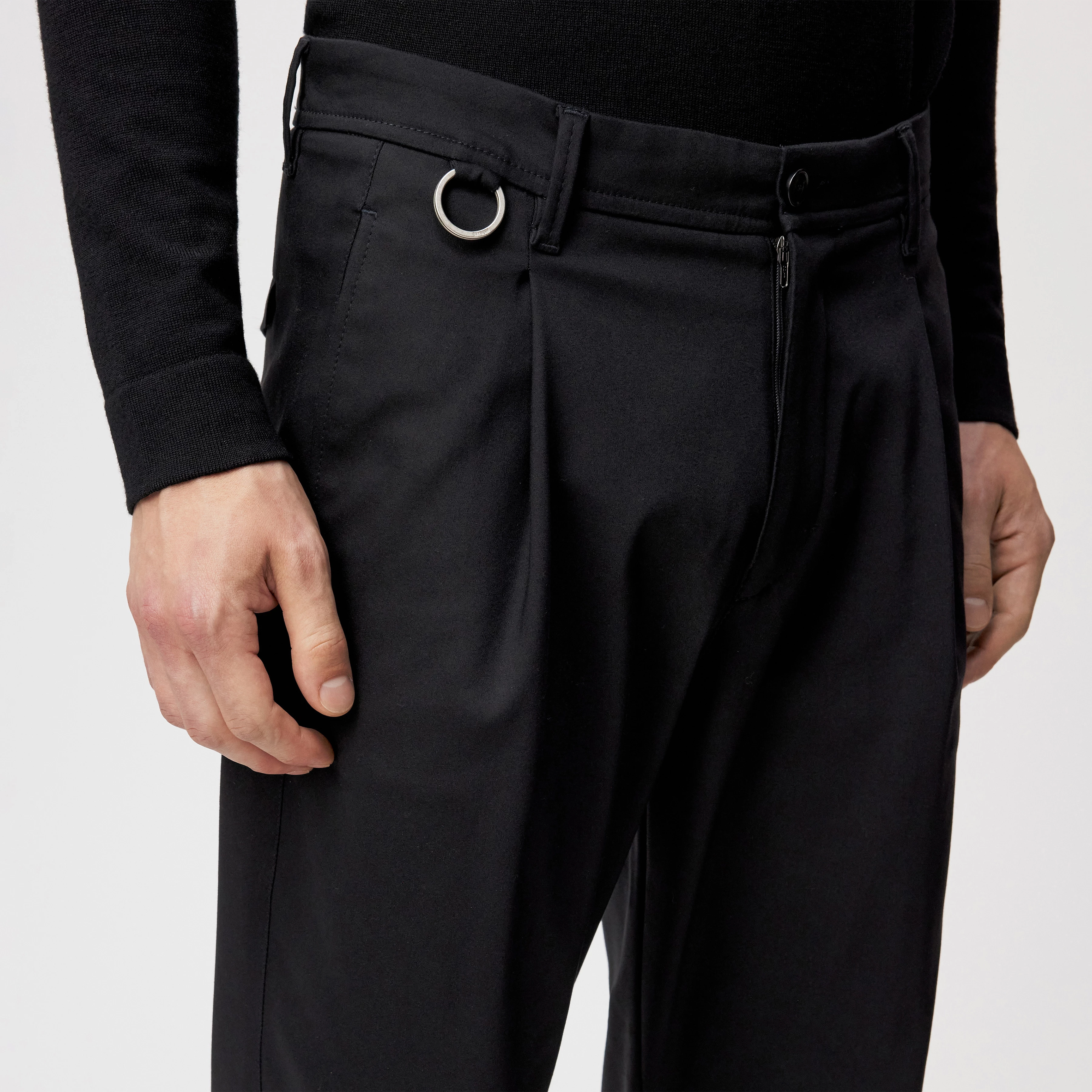 DEVYN - Trousers with D-ring detail in techno stretch satin - men - Natural Aluminium - Detailansicht am Model