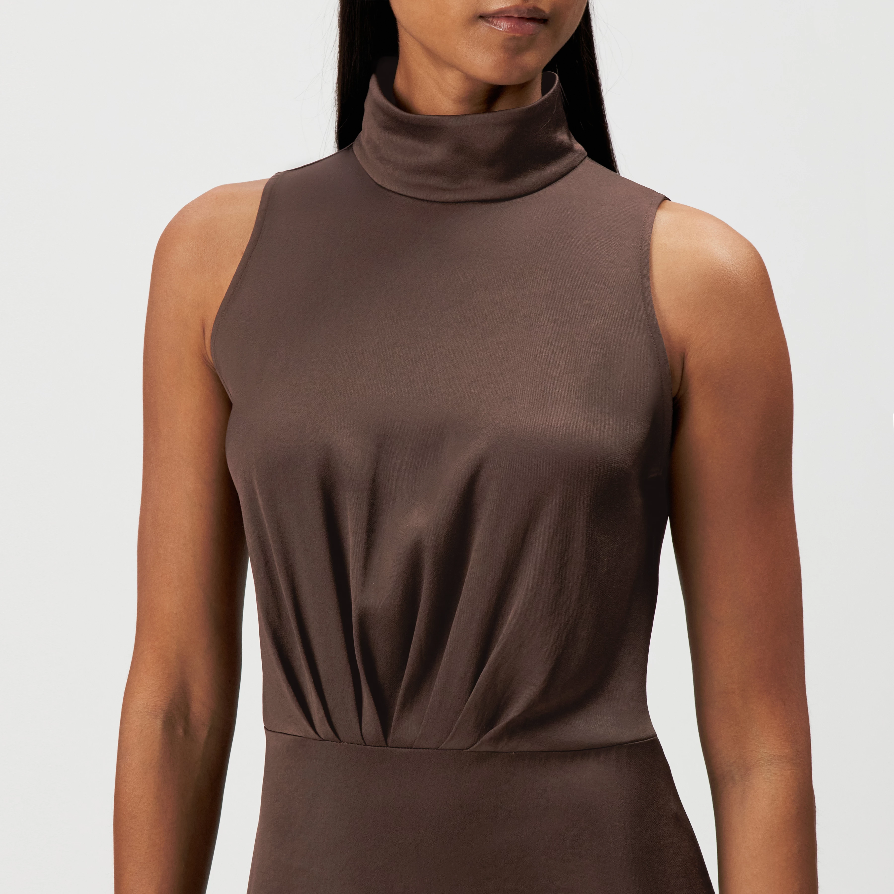 AMABEL - Satin maxi dress with stand-up collar - women - brown - Detailansicht am Model