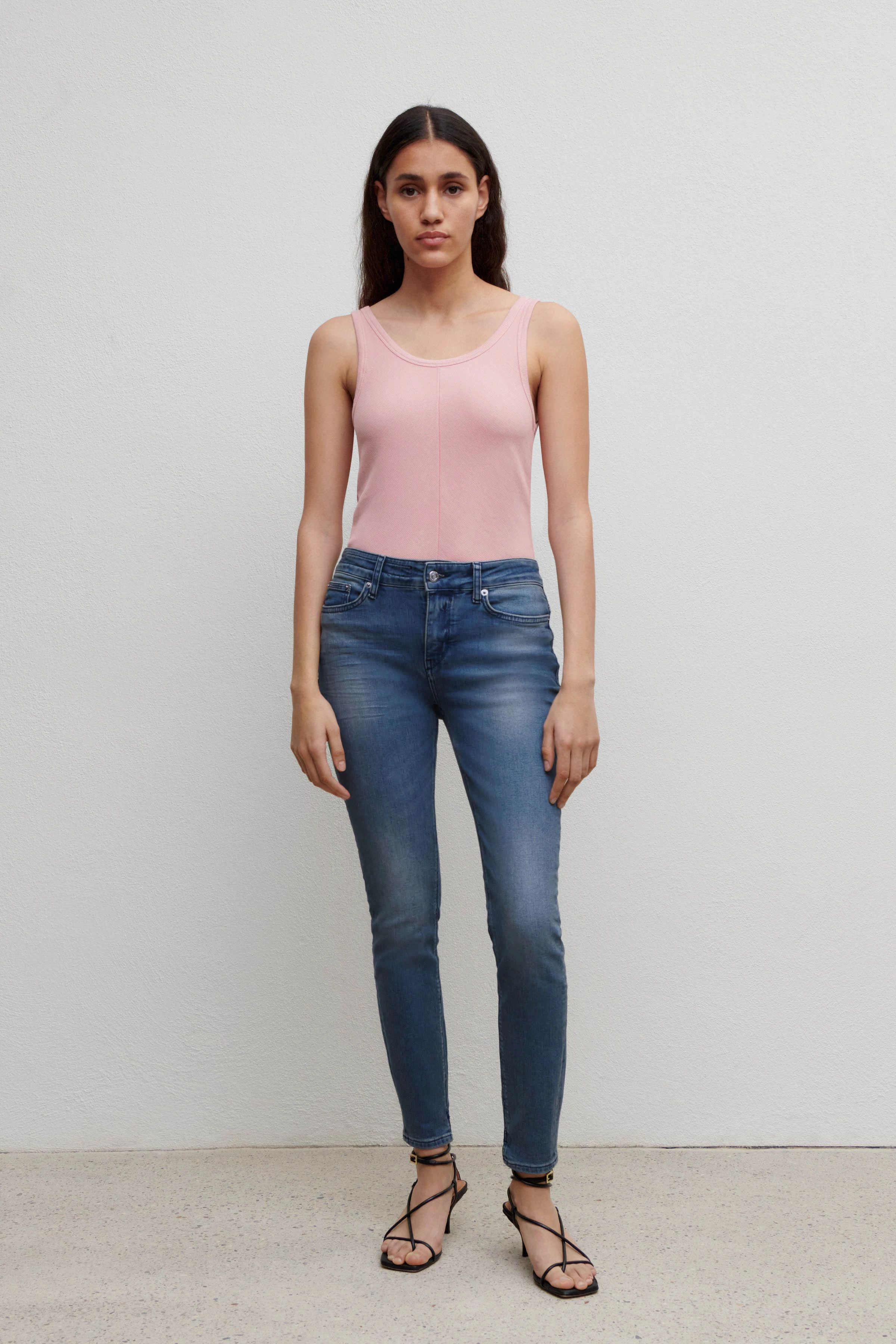 NEED - super-stretch skinny fit jeans - women - blue - Ganzkörper-Frontansicht