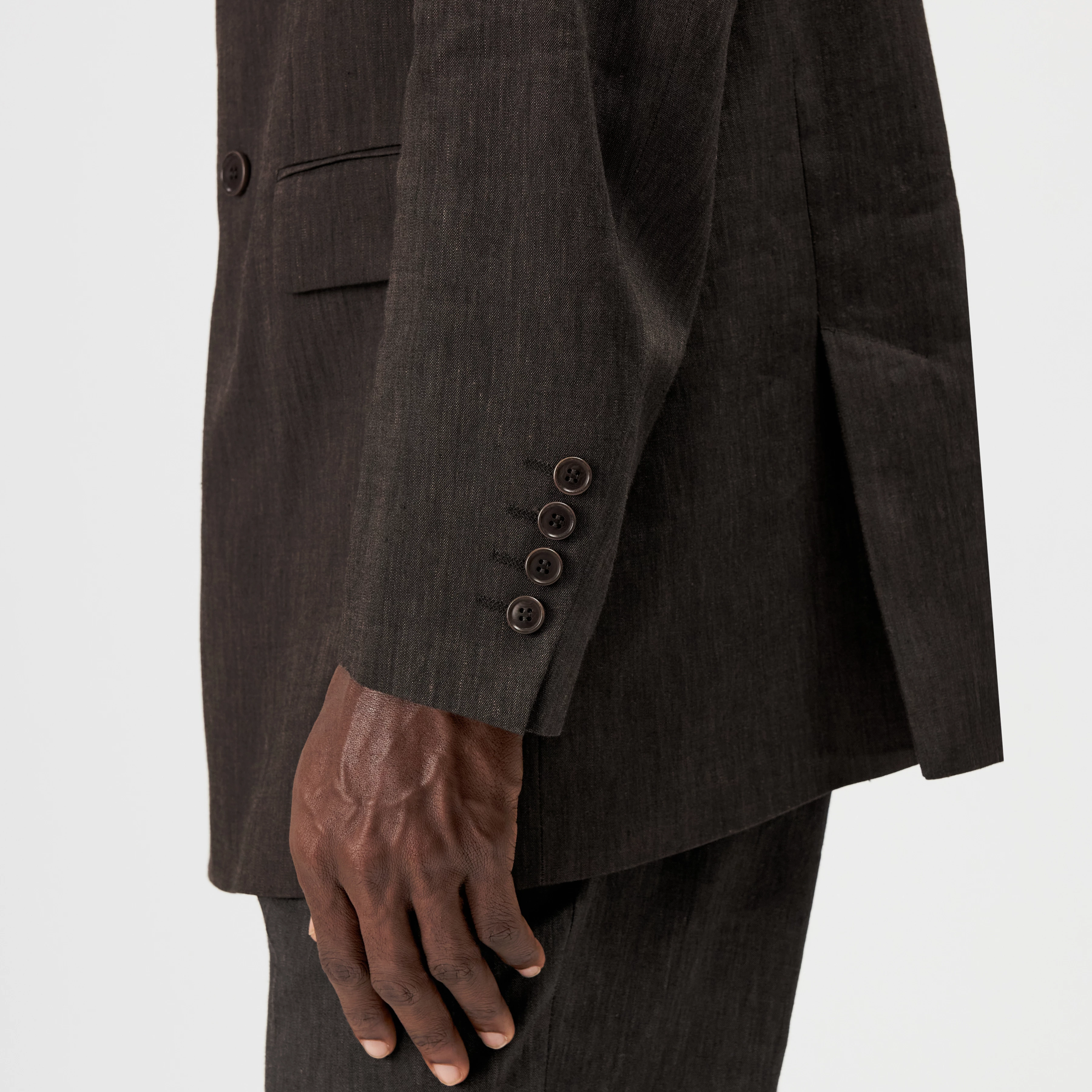 LOGEN - Double-breasted oversized linen-blend blazer - men - brown - Detailansicht am Model