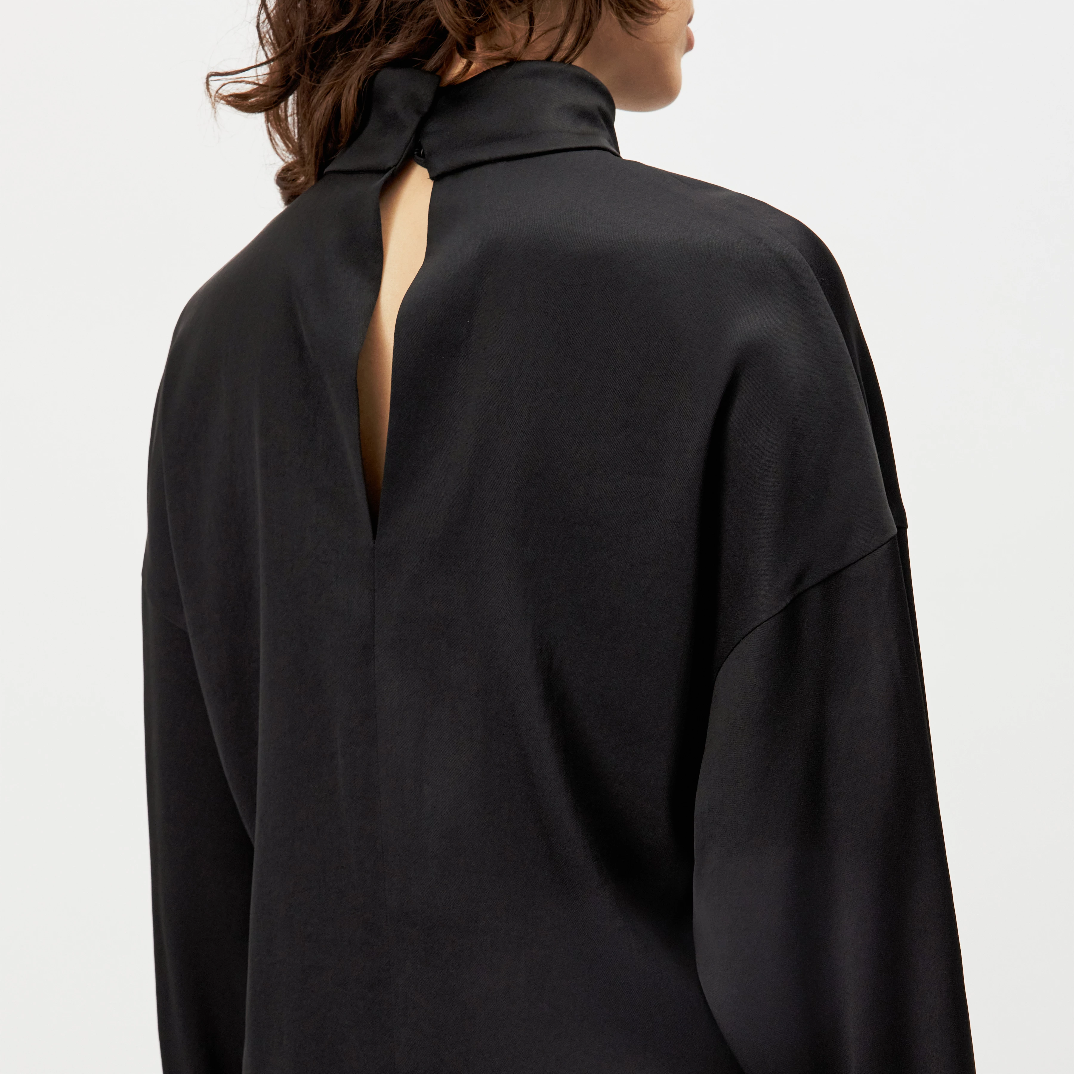 ALVARA - Satin blouse with stand-up collar - women - black - Detailansicht am Model