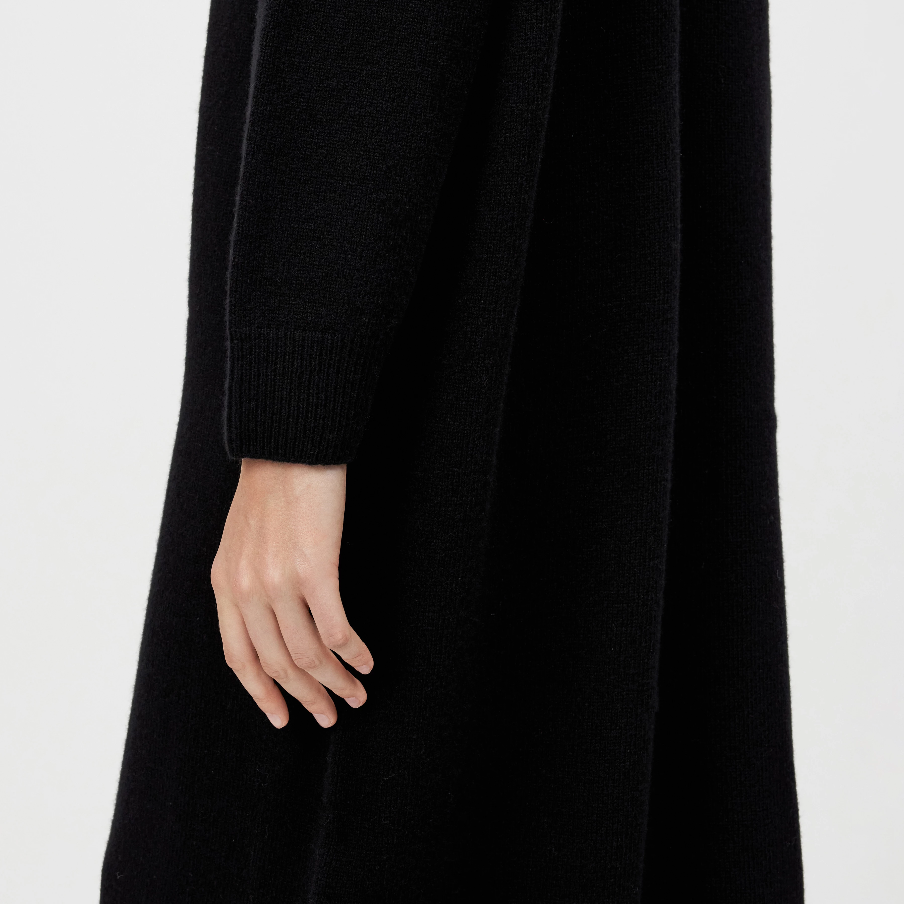 ALINOY - Strickkleid in Schurwolle - Damen - schwarz - Detailansicht am Model