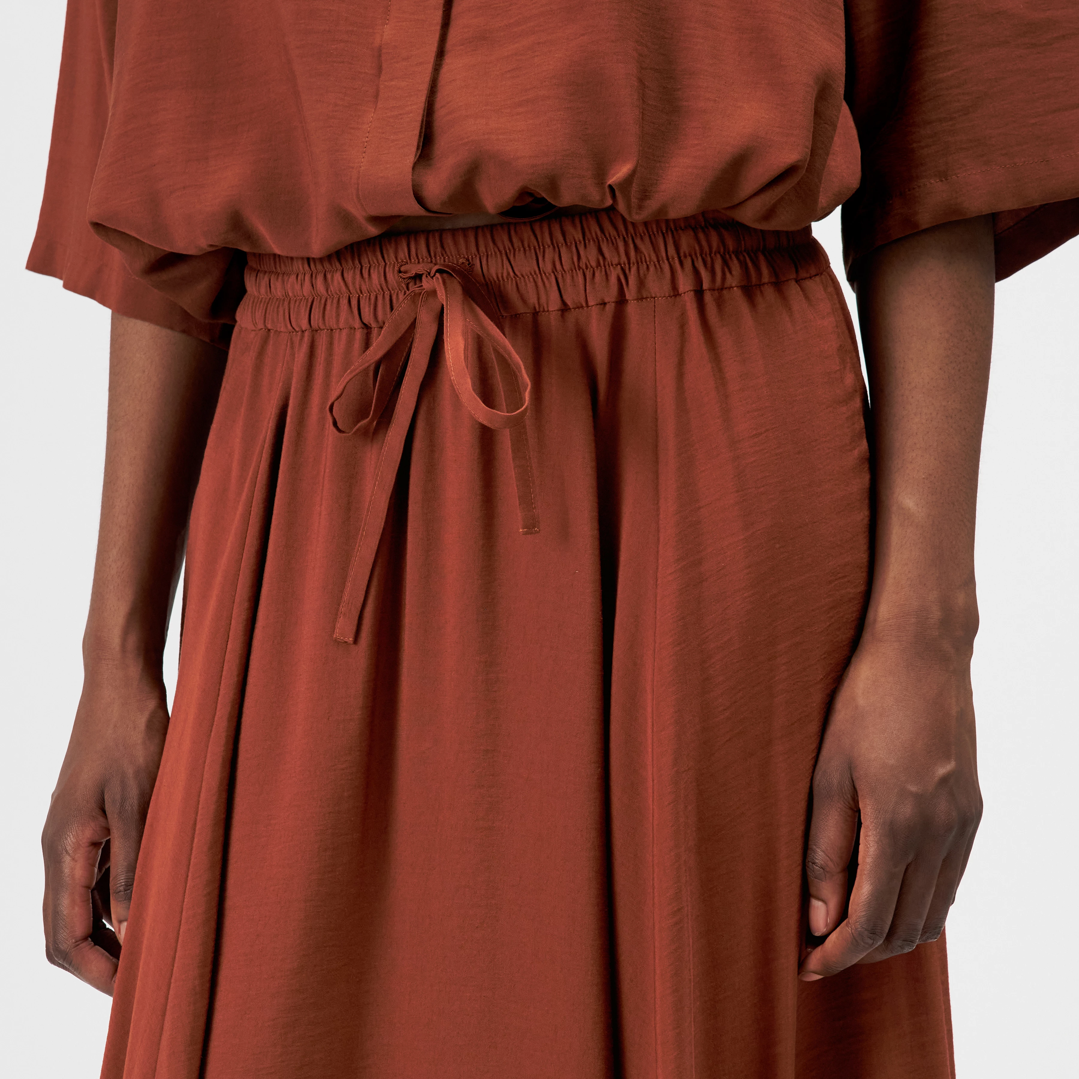 QERIME_1 - Jupe évasée en twill fluide - women - rouge - Detailansicht am Model