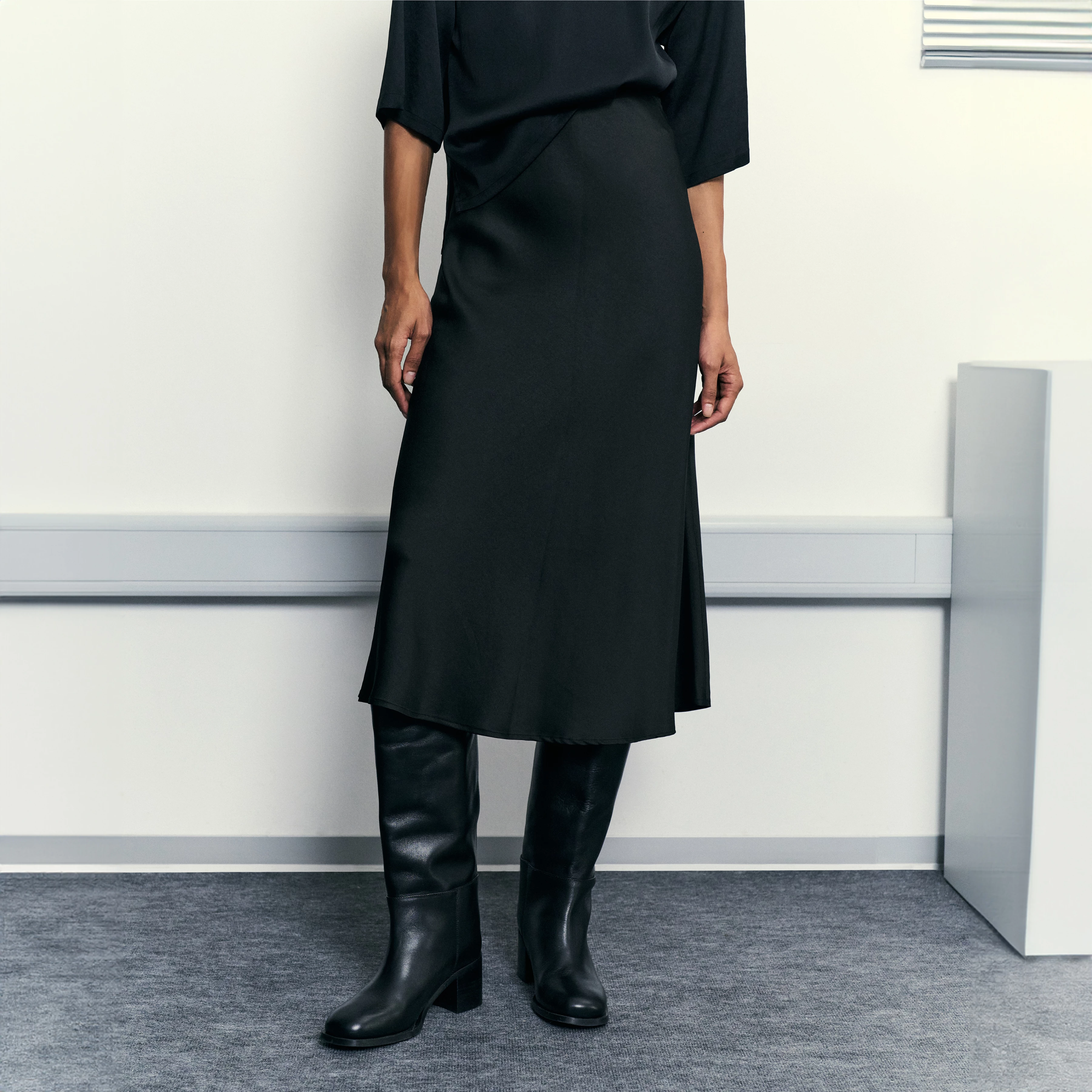 URA - Mid-length slip skirt in satin - women - black