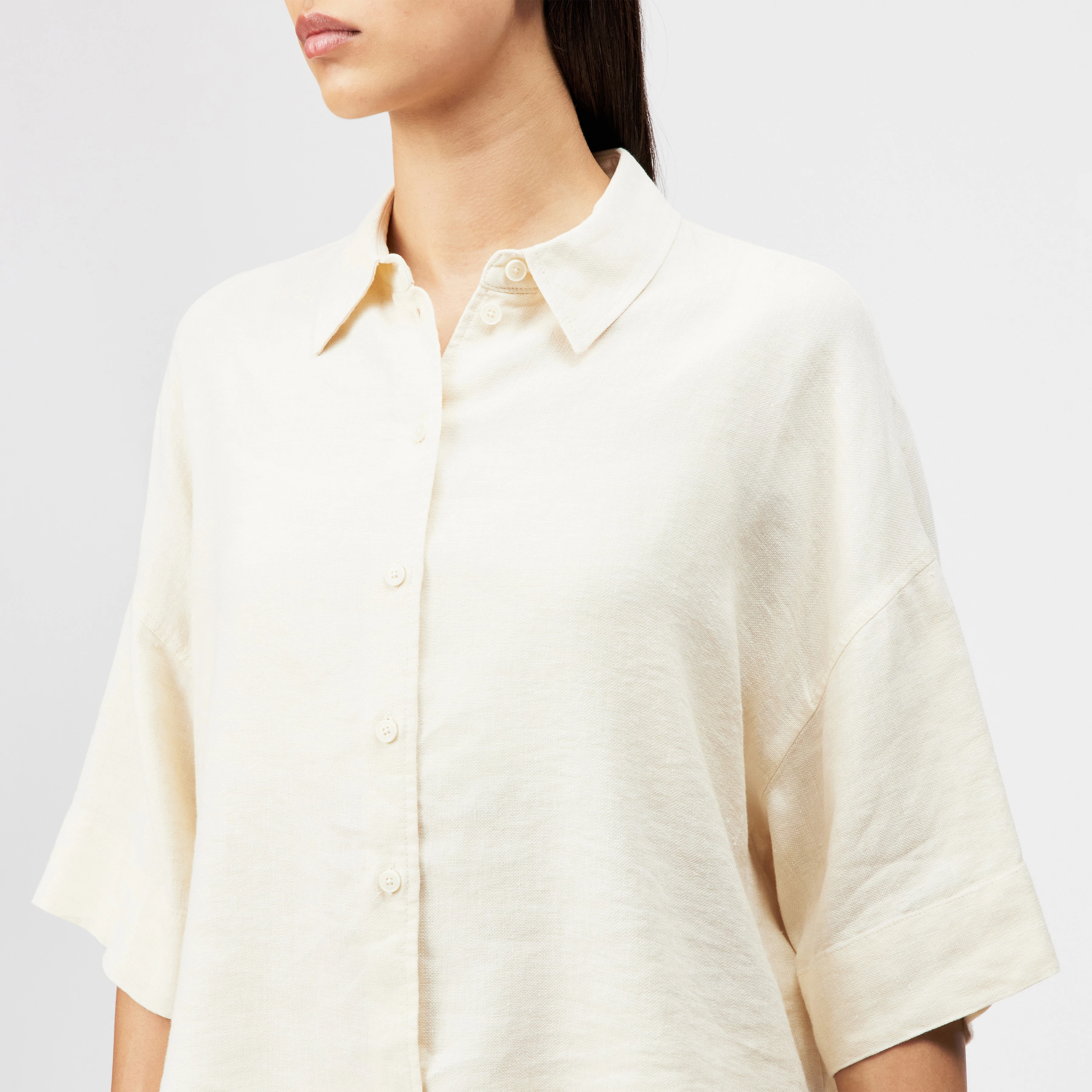YARIKA - Boxy oversized linen-blend shirt blouse - women - off white - Detailansicht am Model