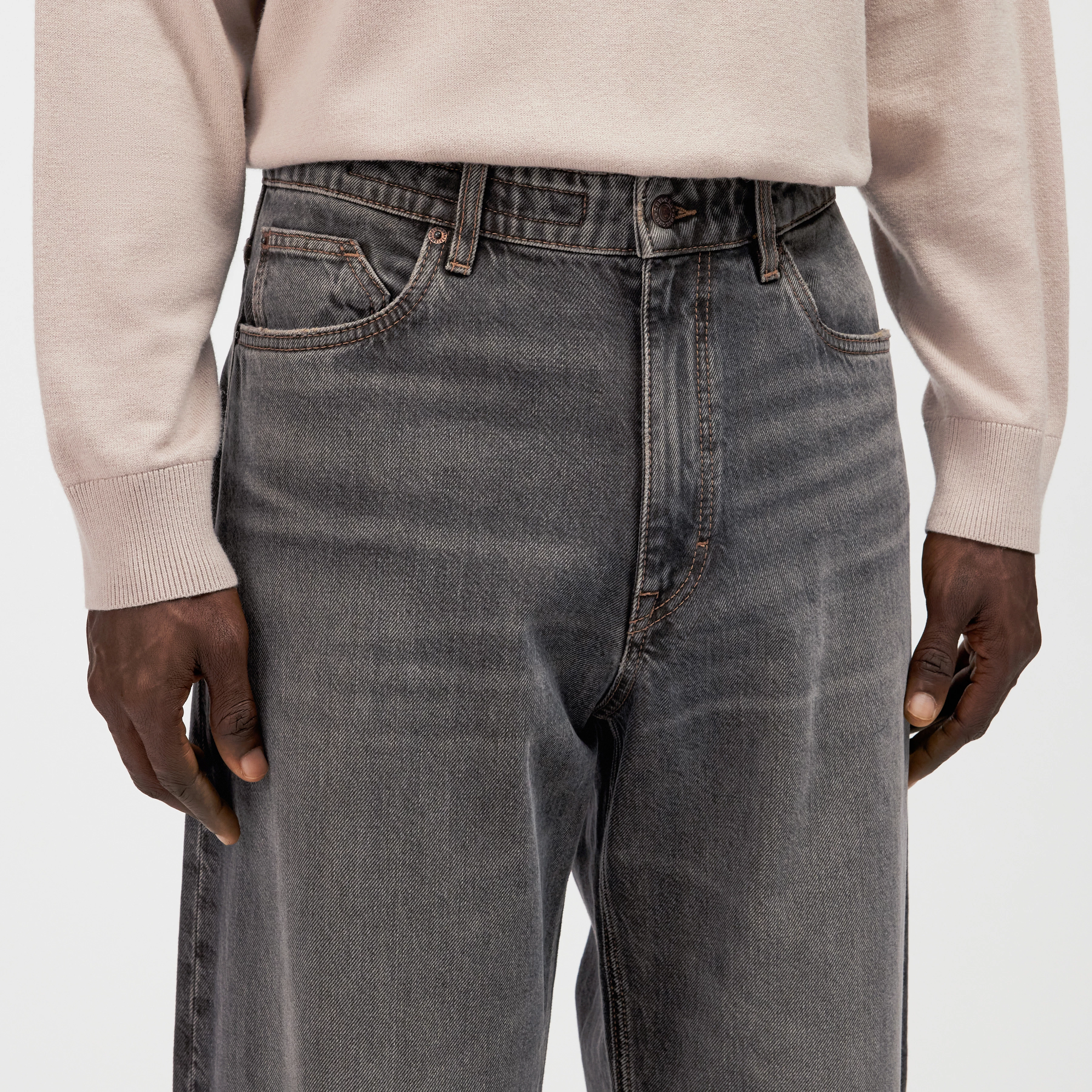 RAWDY_A - Pure cotton tapered jeans - men - beige - Detailansicht am Model