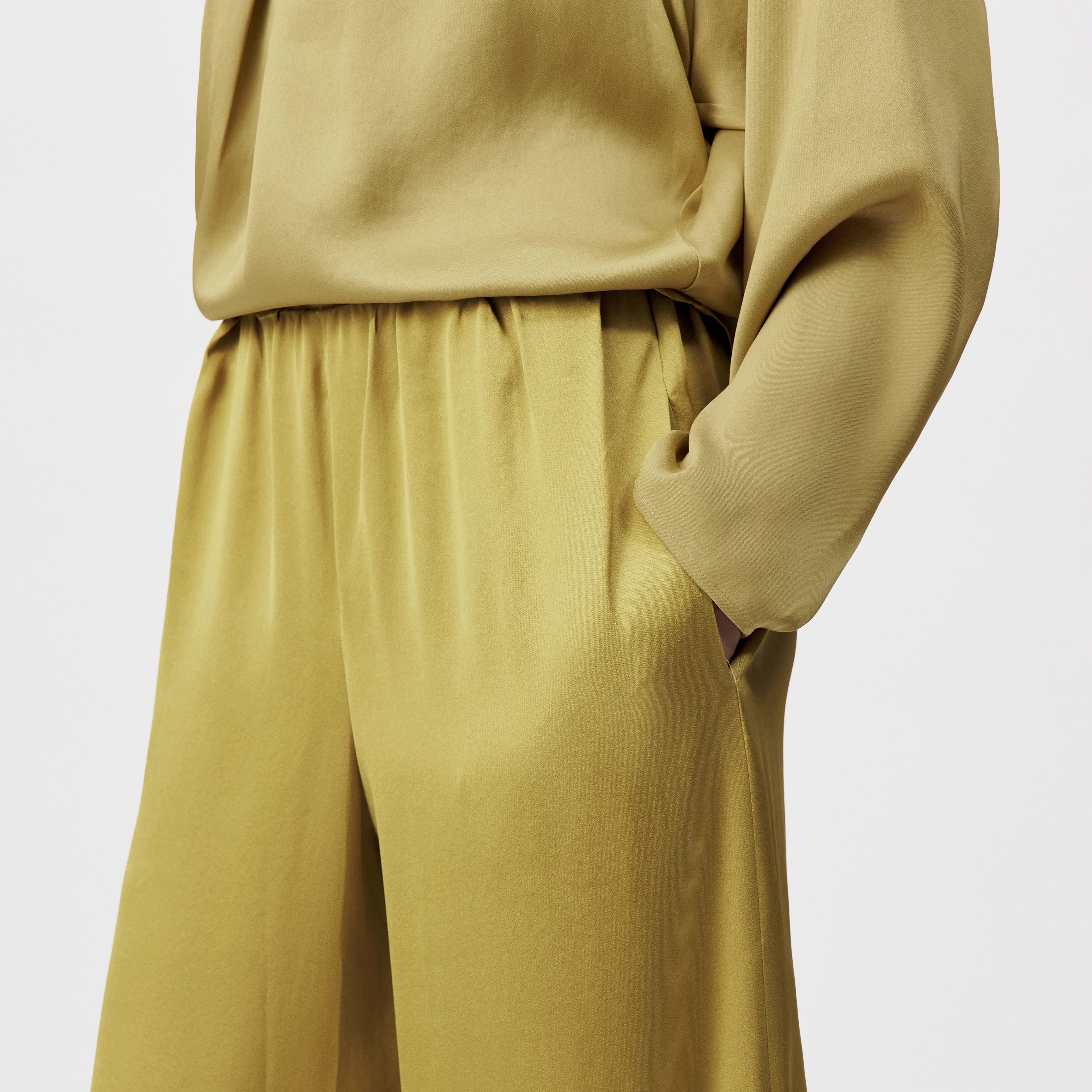 TWEEZER - Wijde broek in satijn - dames - bruin - Detailansicht am Model