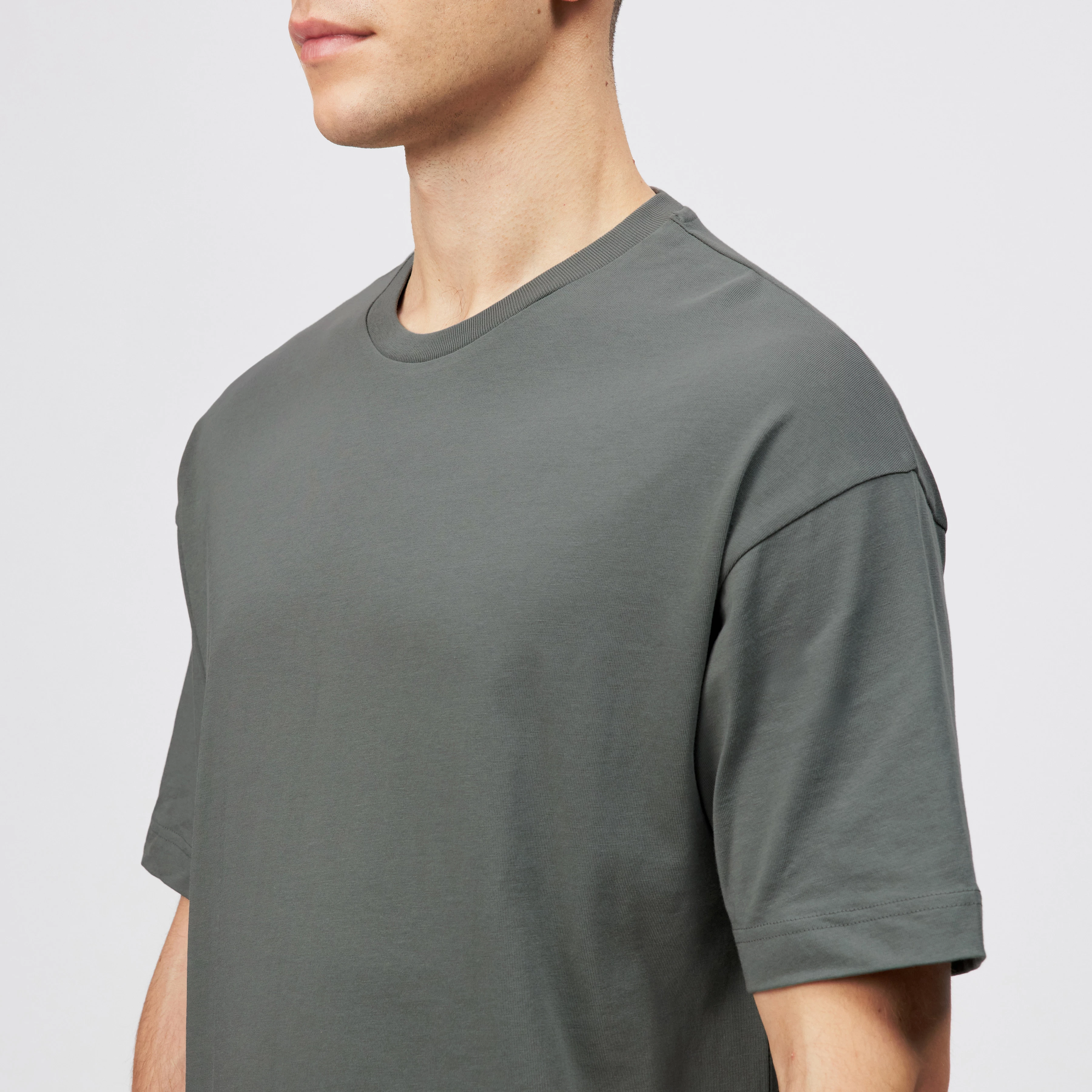 KAYRO - T-Shirt in Baumwolle - Herren - grün - Detailansicht am Model