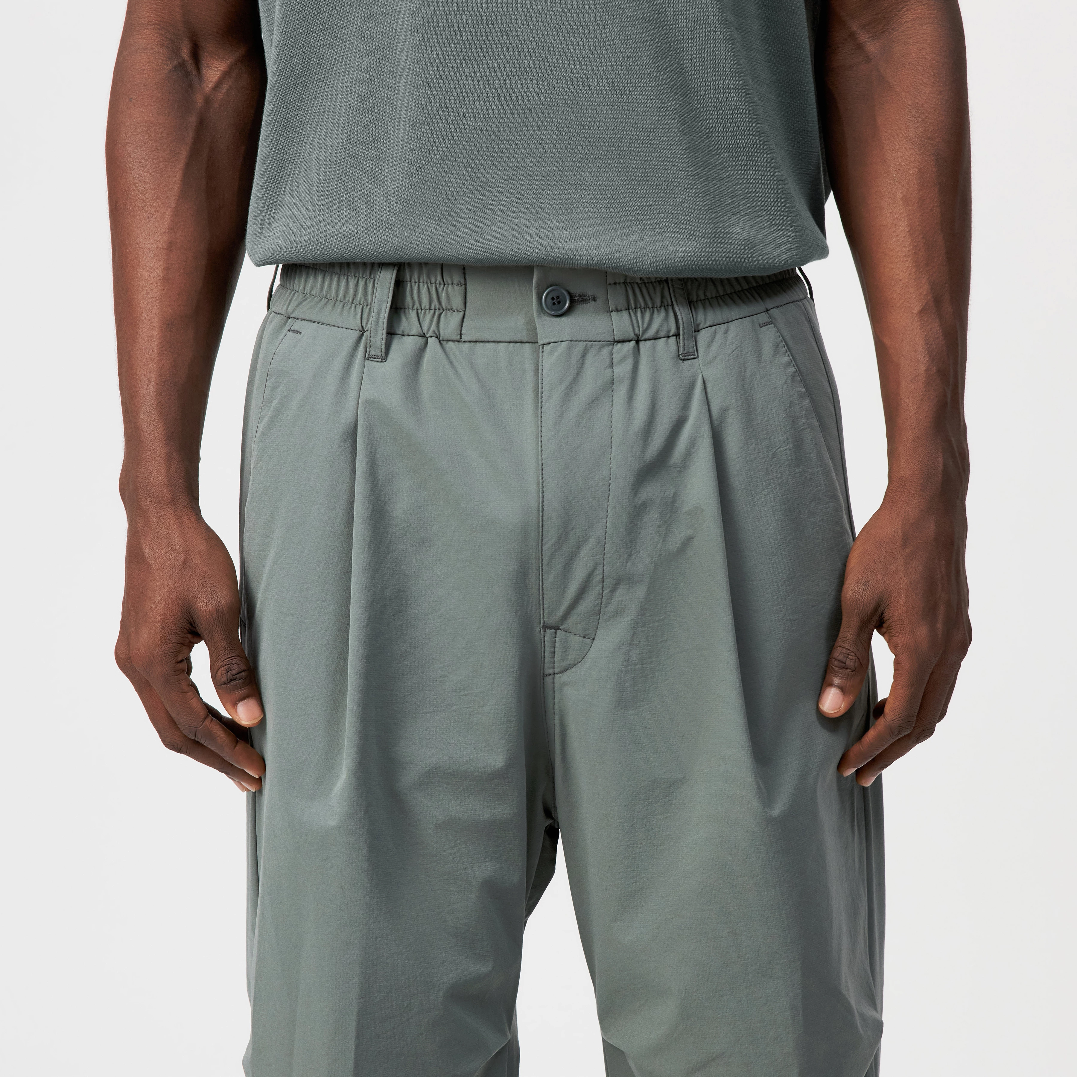 LIROG_C - Utility trousers in woven techno-fabric - men - green - Detailansicht am Model