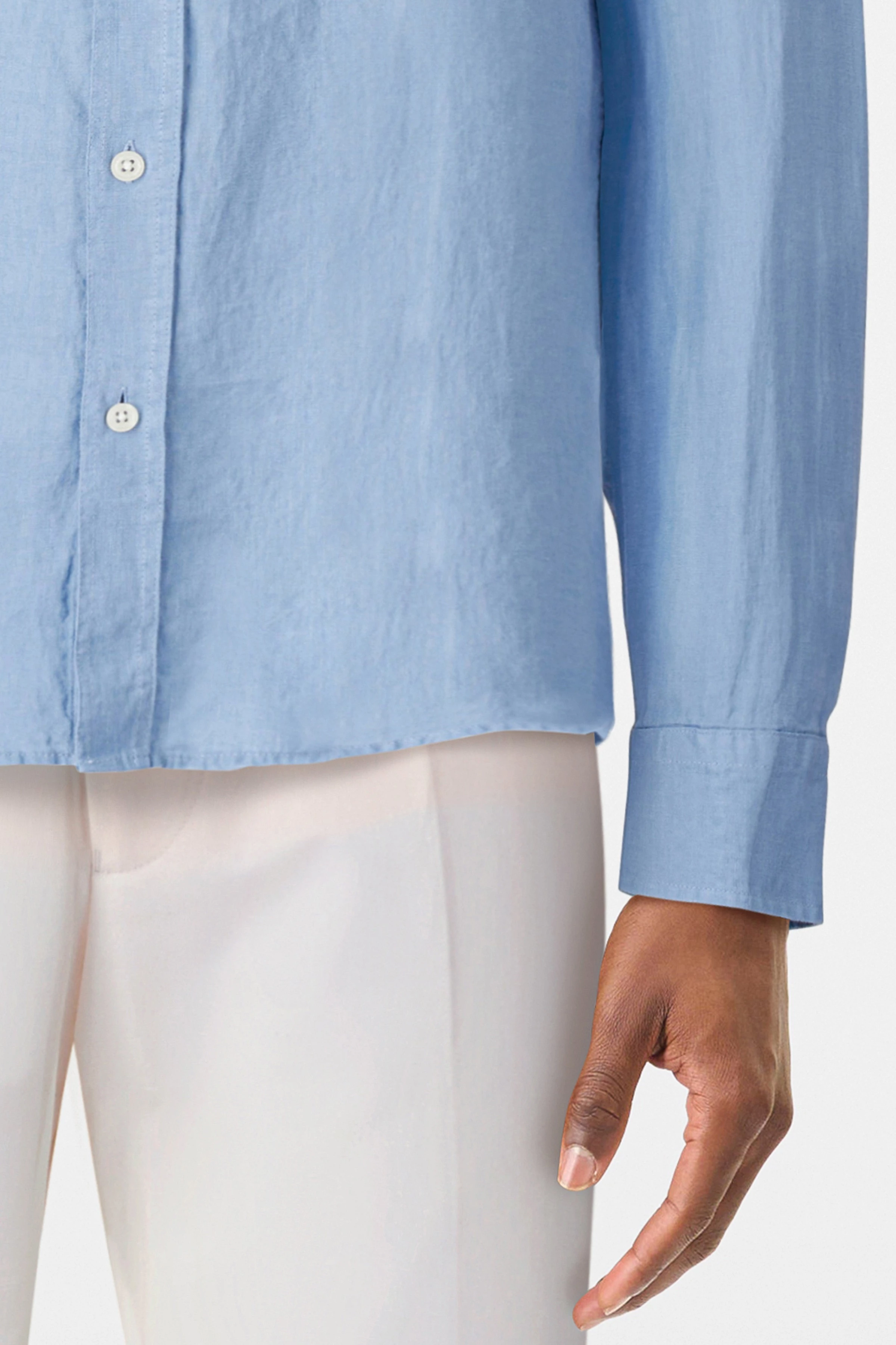 TAROK - Hemd mit Stehkragen aus reinem Leinen - Herren - blau - Detailansicht am Model