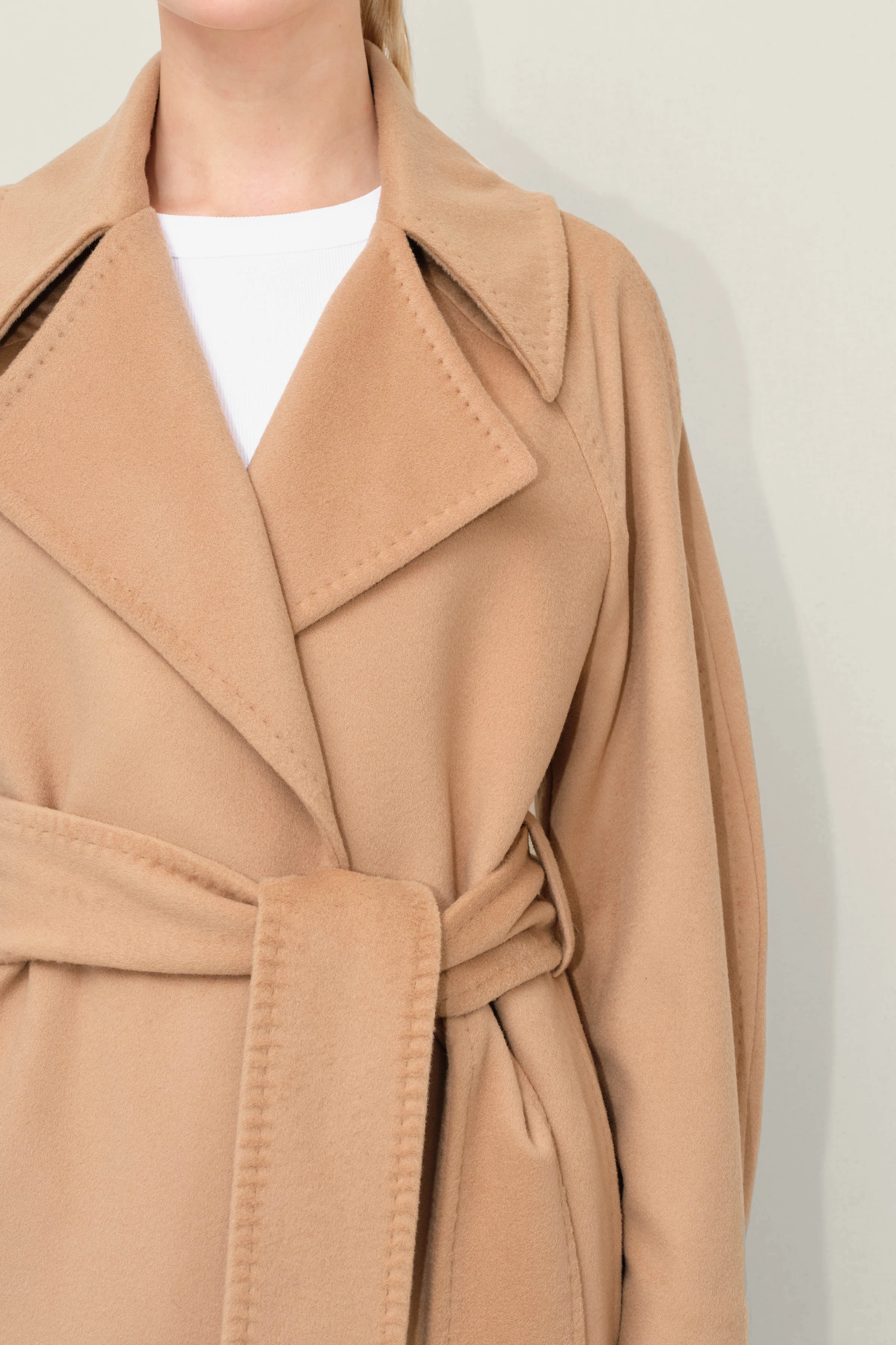 ALPERTON_3 - Kaschmir-Mantel mit Bindegürtel - Damen - braun - Detailansicht am Model