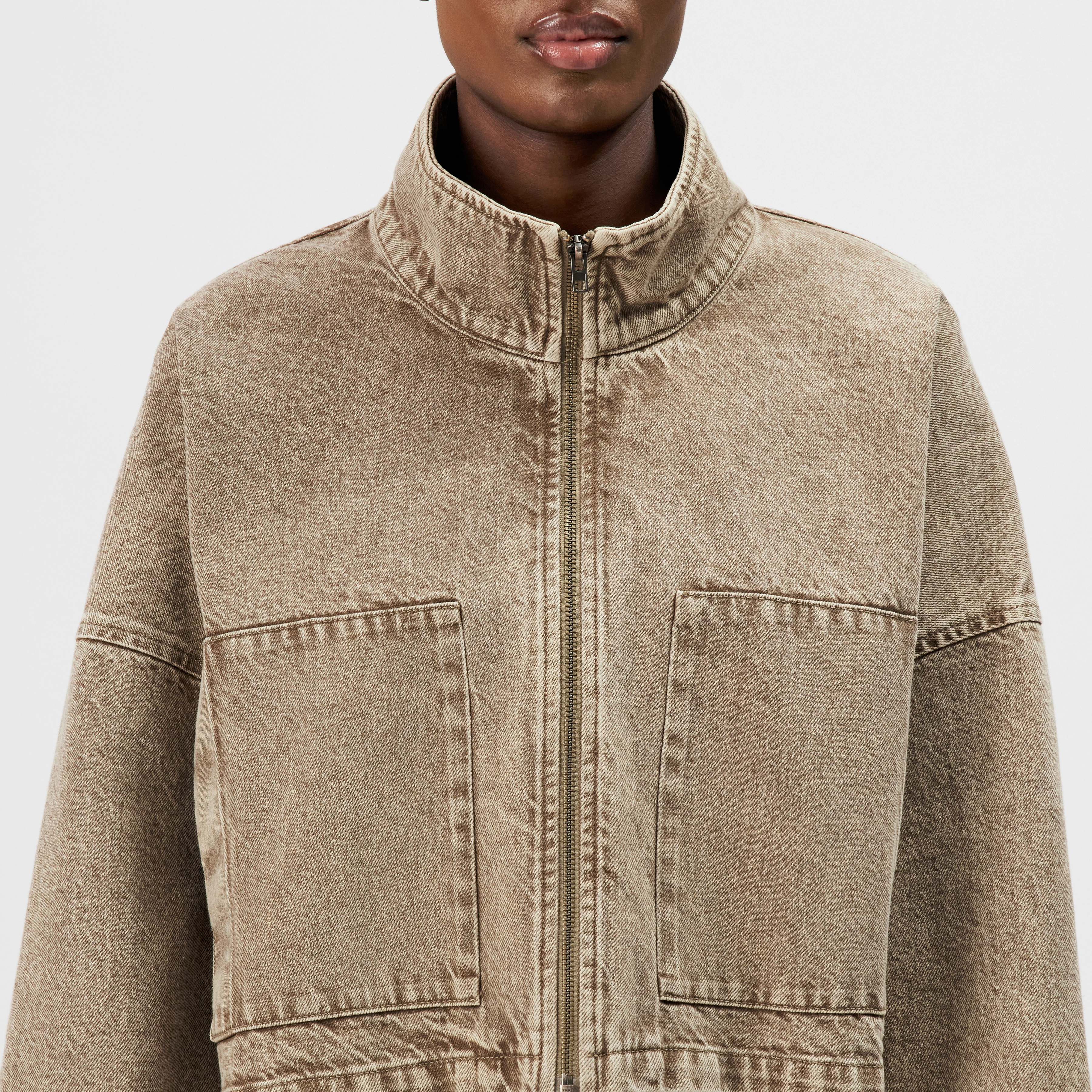 ELSTOW_1 - Oversized jacket in light denim wash - women - brown - Detailansicht am Model
