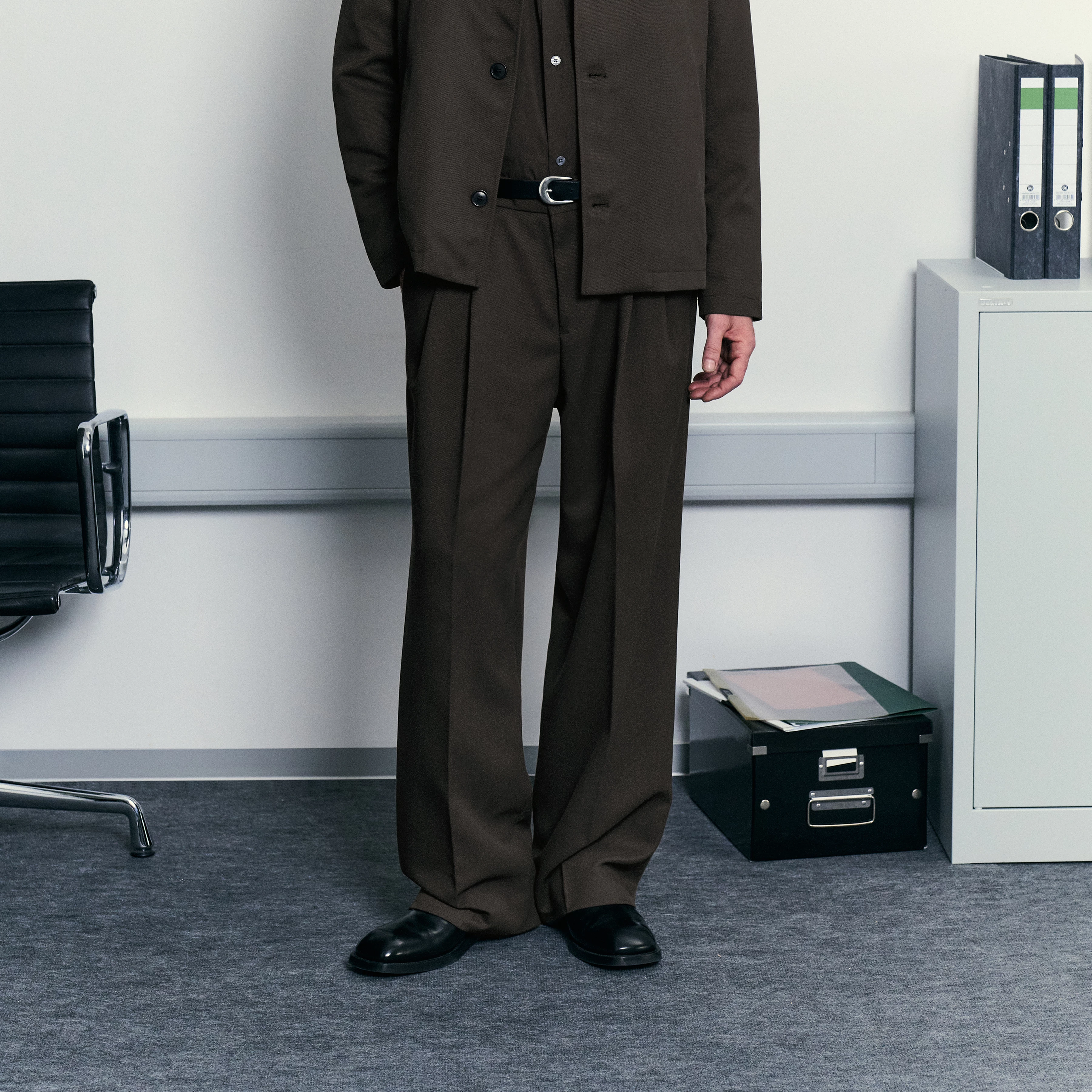 LEEK_WIDE - Relaxed fit pleated twill trousers - men - brown