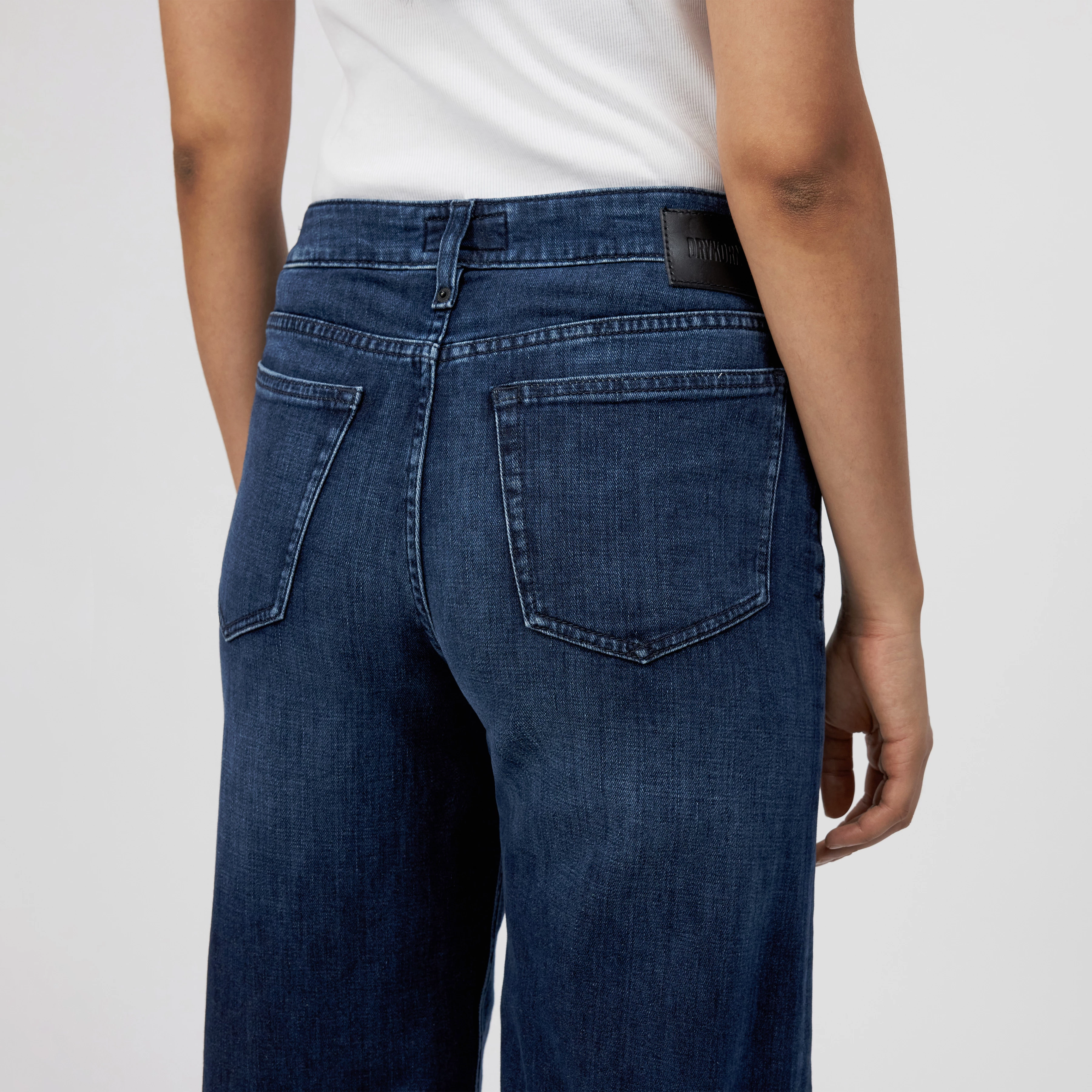 MEDLEY - Mid-waist jeans in dark-blue denim - women - blue - Detailansicht am Model