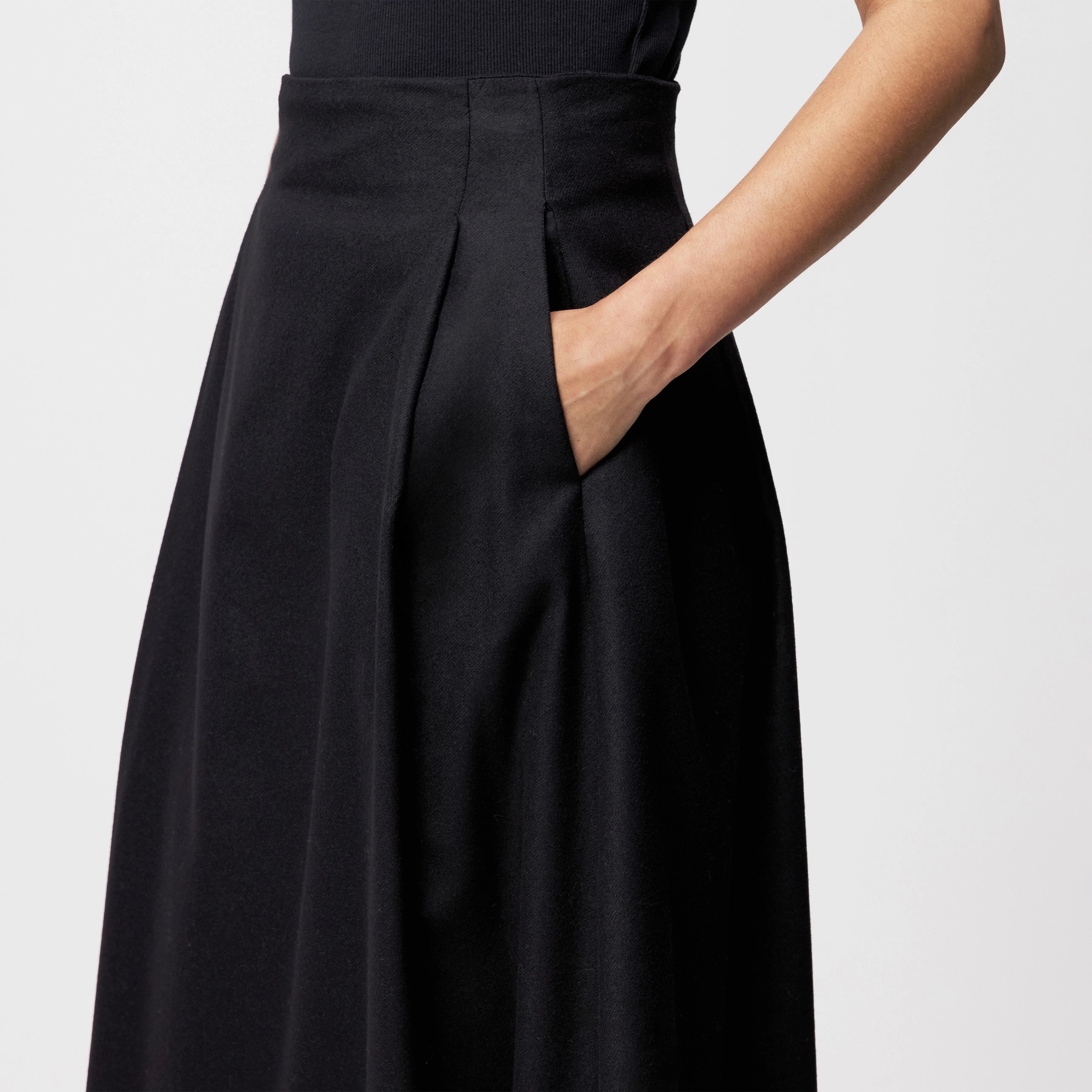 AMBAR - Jupe crayon en flanelle - women - noir - Detailansicht am Model