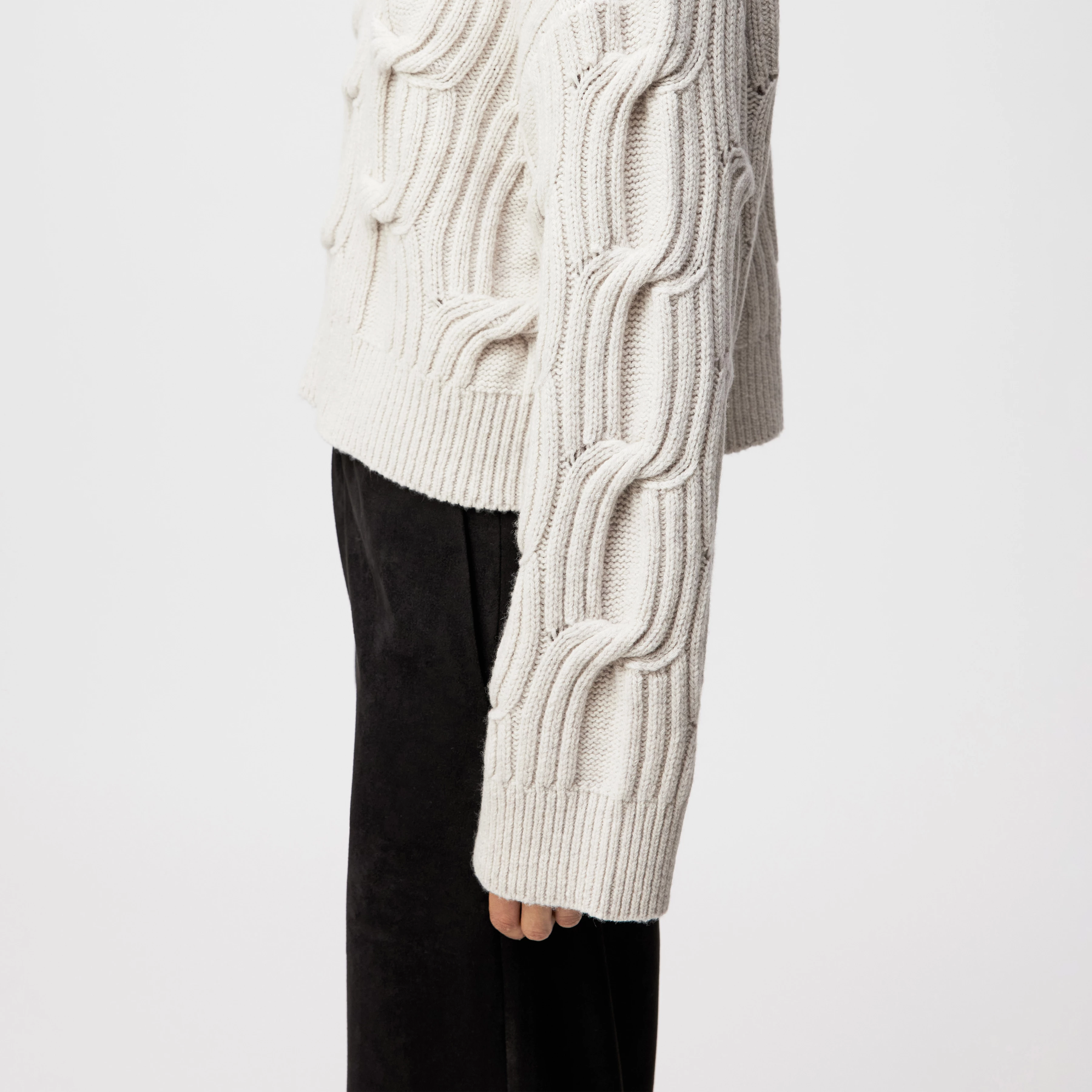 MALESE_2 - Verkürzter Pullover in Schurwolle - Damen - beige - Detailansicht am Model